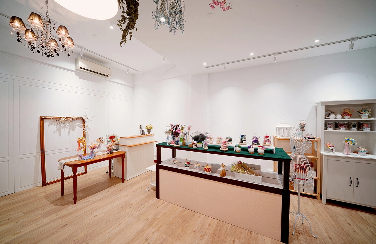 夜間蜜拉花房設計，暖光點亮櫥窗花藝，展現迷人的法式浪漫街道風景。