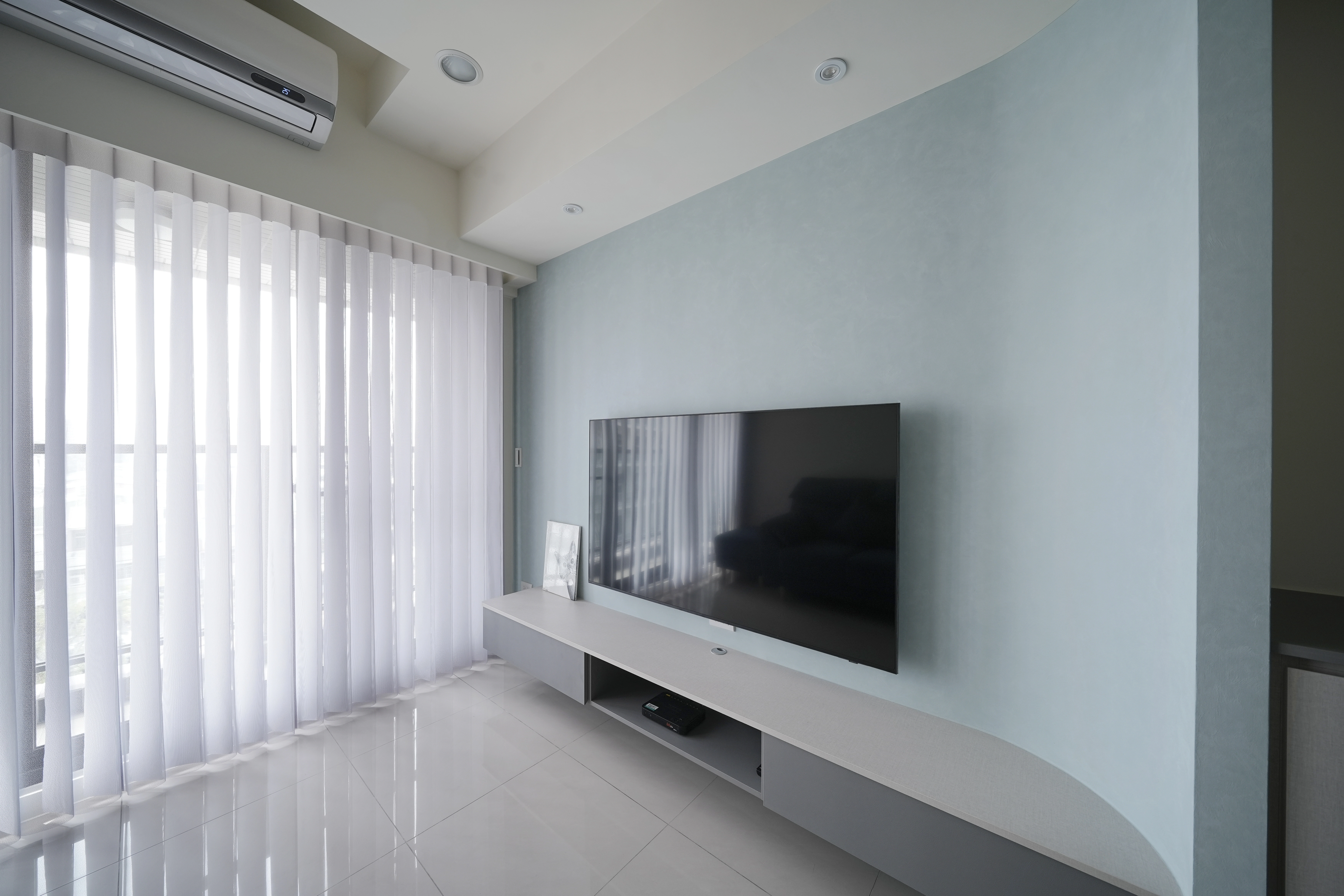 德盈現代風客廳:圓弧天花板設計化解大樑壓迫感並延展視覺