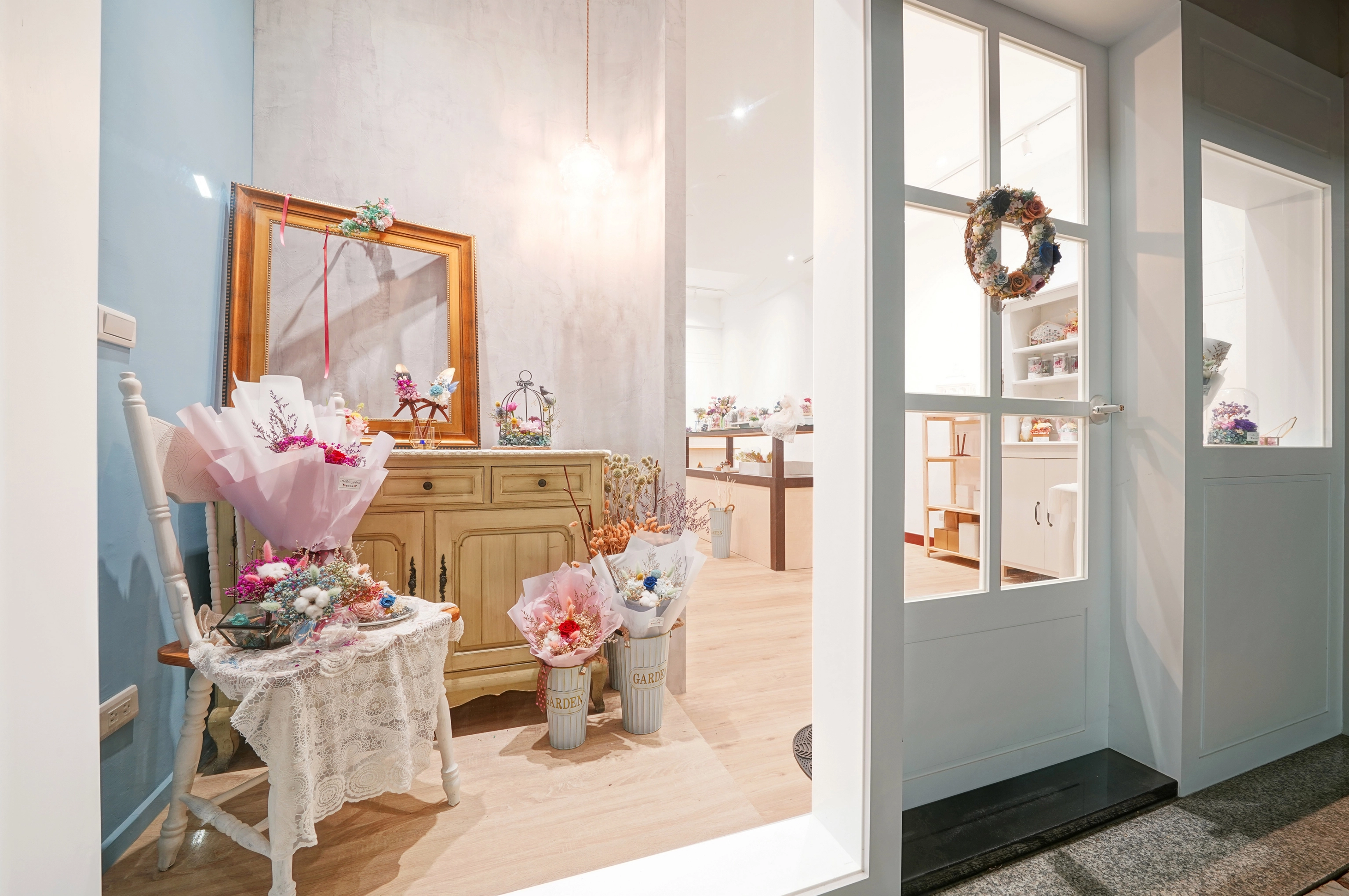 德盈花店設計,暖色投射燈映照,營造出溫馨且具高級感的日間氣氛。