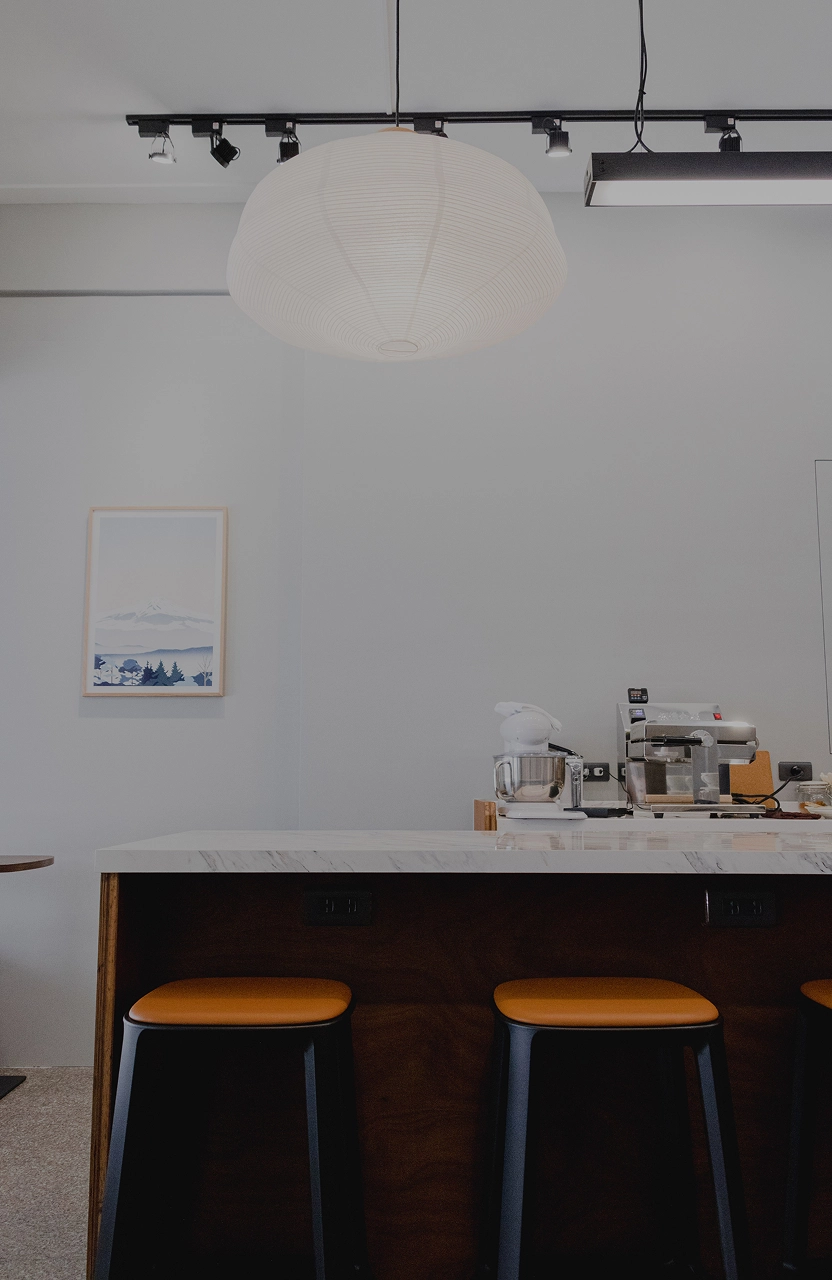 德盈設計商空實景：大理石紋吧台搭配精緻燈條設計，營造現代感咖啡廳視覺焦點。