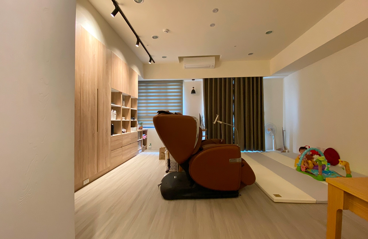 大容量備品收納牆：完美收納育嬰雜物，維持北歐俐落感。