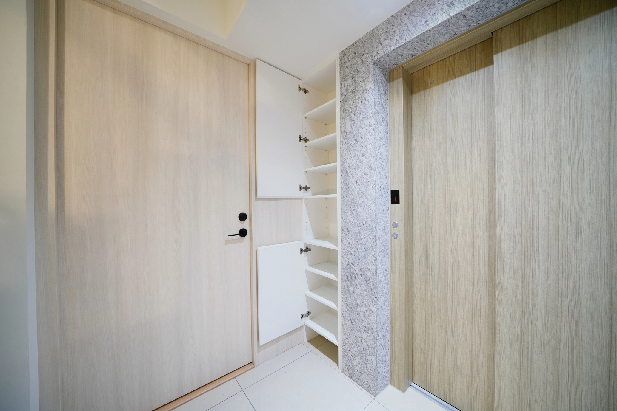 德盈室內設計:精緻電梯間設計與系統收納櫃規劃,極大化提升入口坪效,展現居家空間與實用機能的和諧美感。