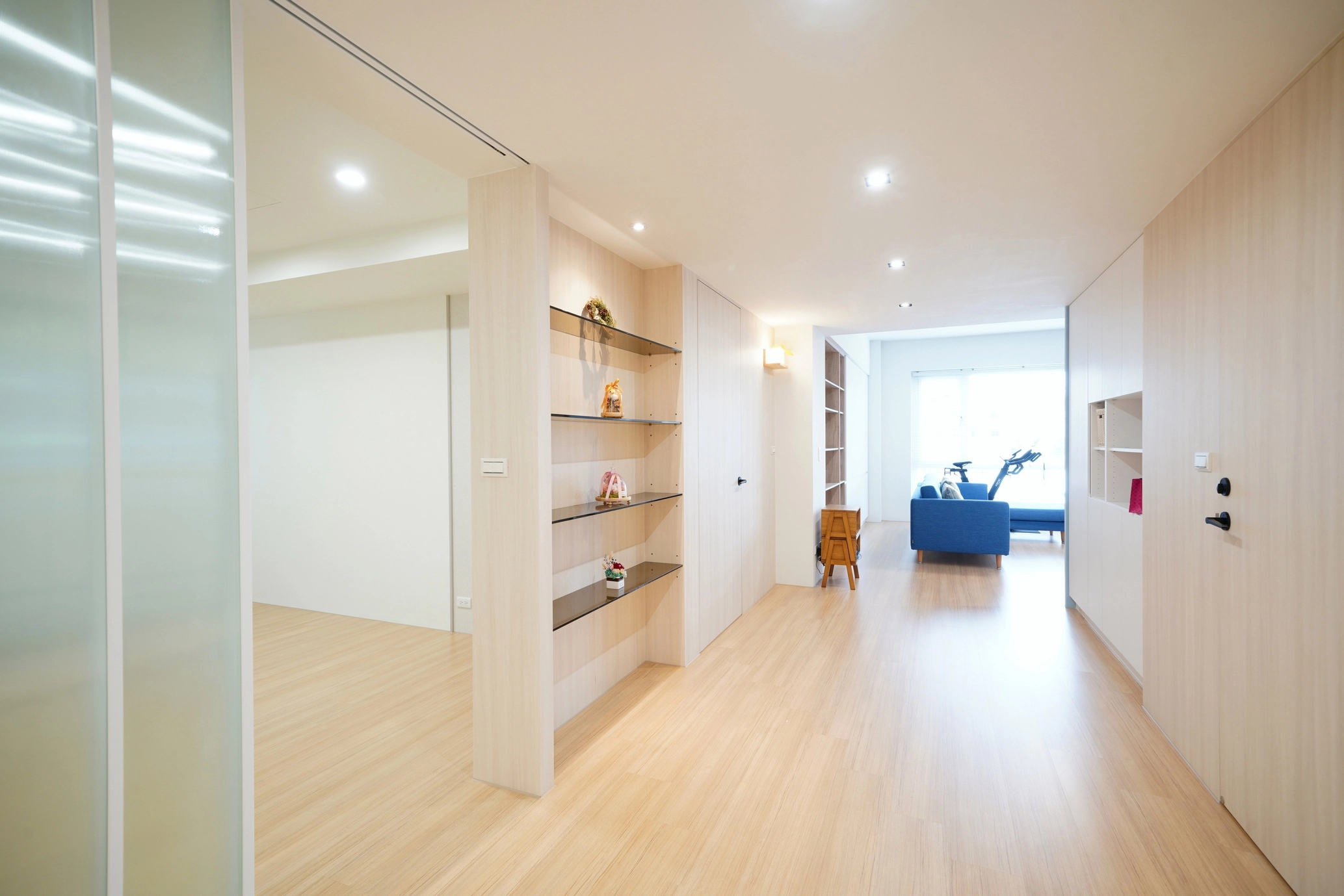 德盈室內設計:質感走廊動線規劃,運用燈光與材質營造通透感,優化居家空間的過渡區域美學。