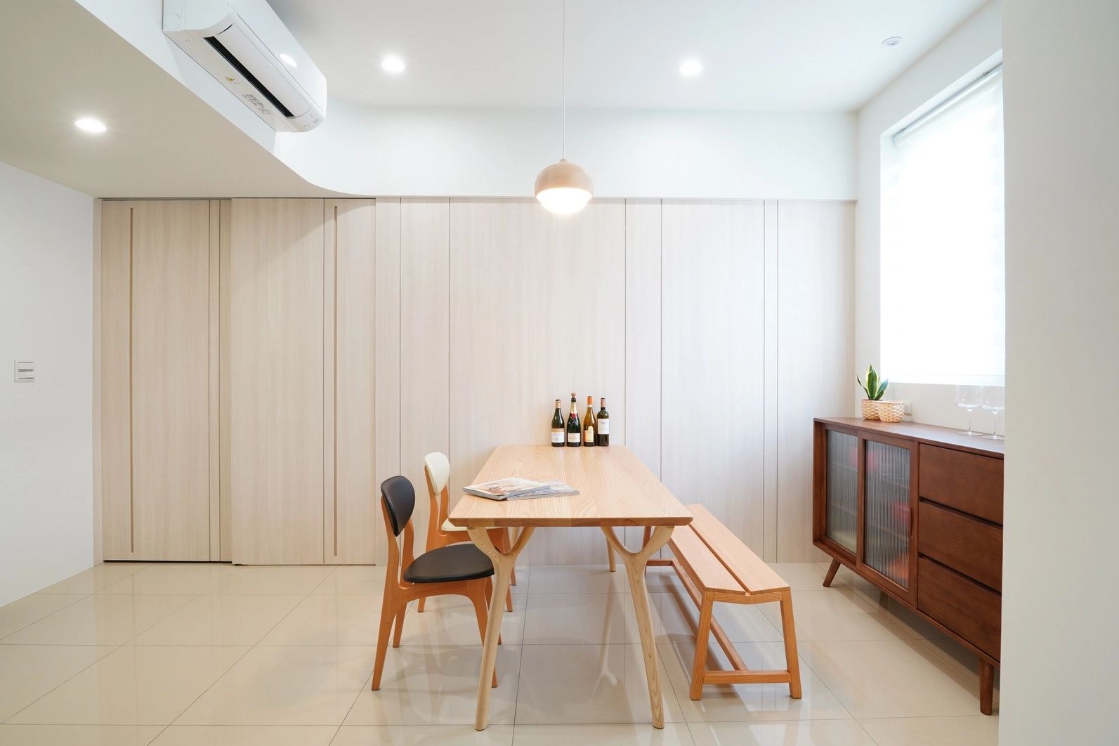 遊戲房鋁框推拉門區隔。廚房人造石中島矮櫃、L型廚具,提供充裕收納機能。