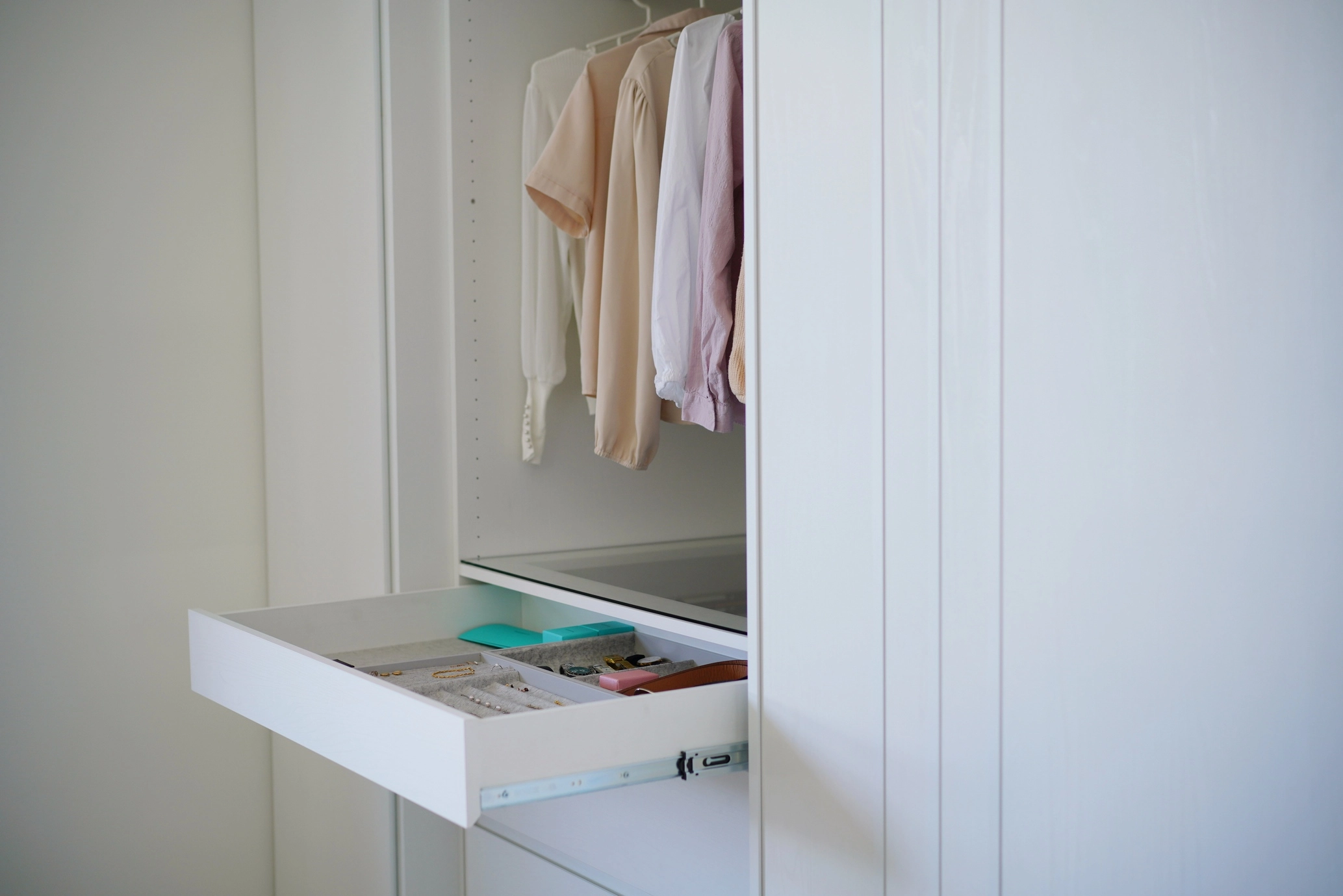 德盈設計臥室案例:系統衣櫃結合展示層架與飾品收納,滿足收納需求兼具居家展示品味。