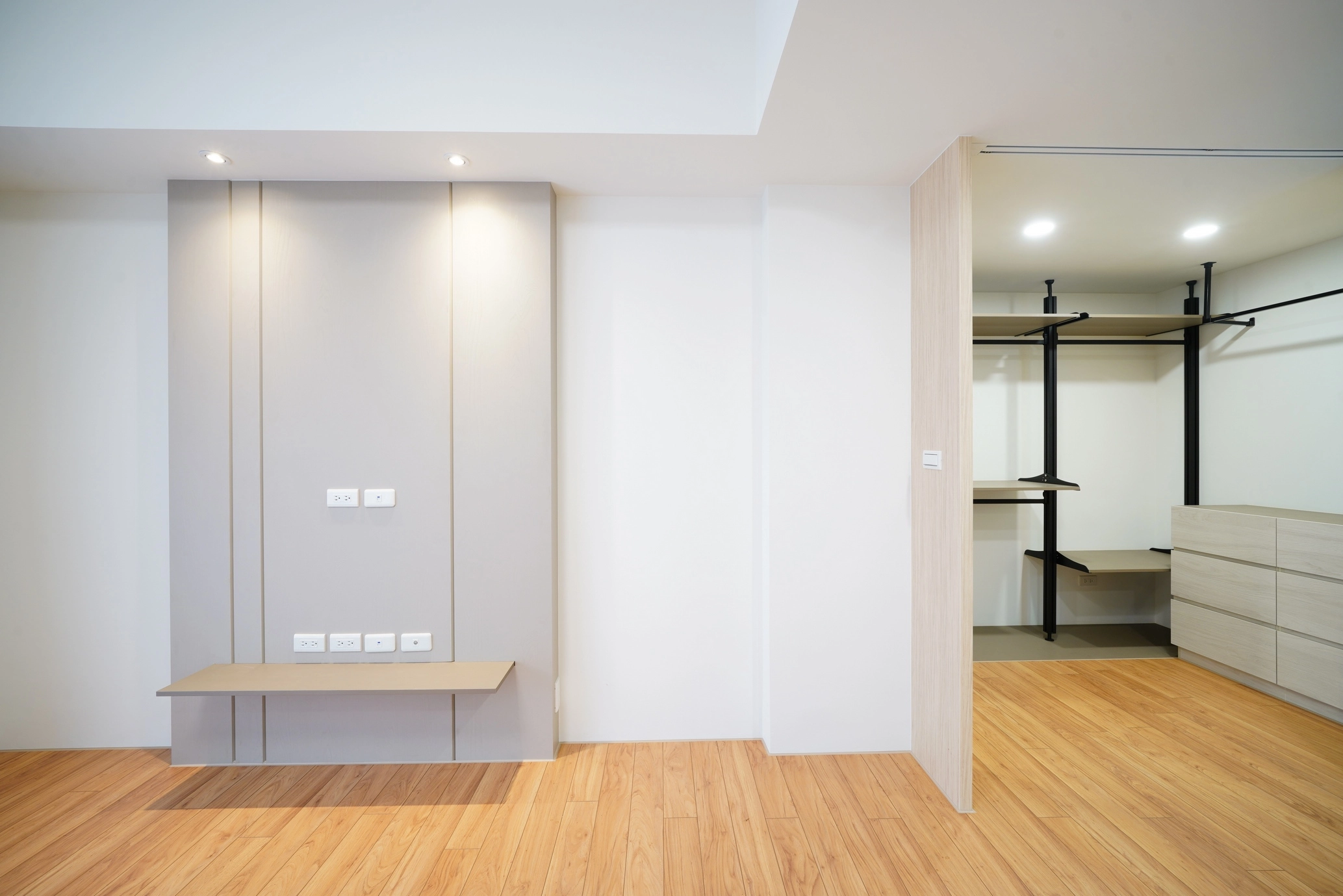 德盈空間規劃:整合客臥系統電視櫃與更衣室,發揮極致收納機能,讓小坪數空間也能擁有大器格局。