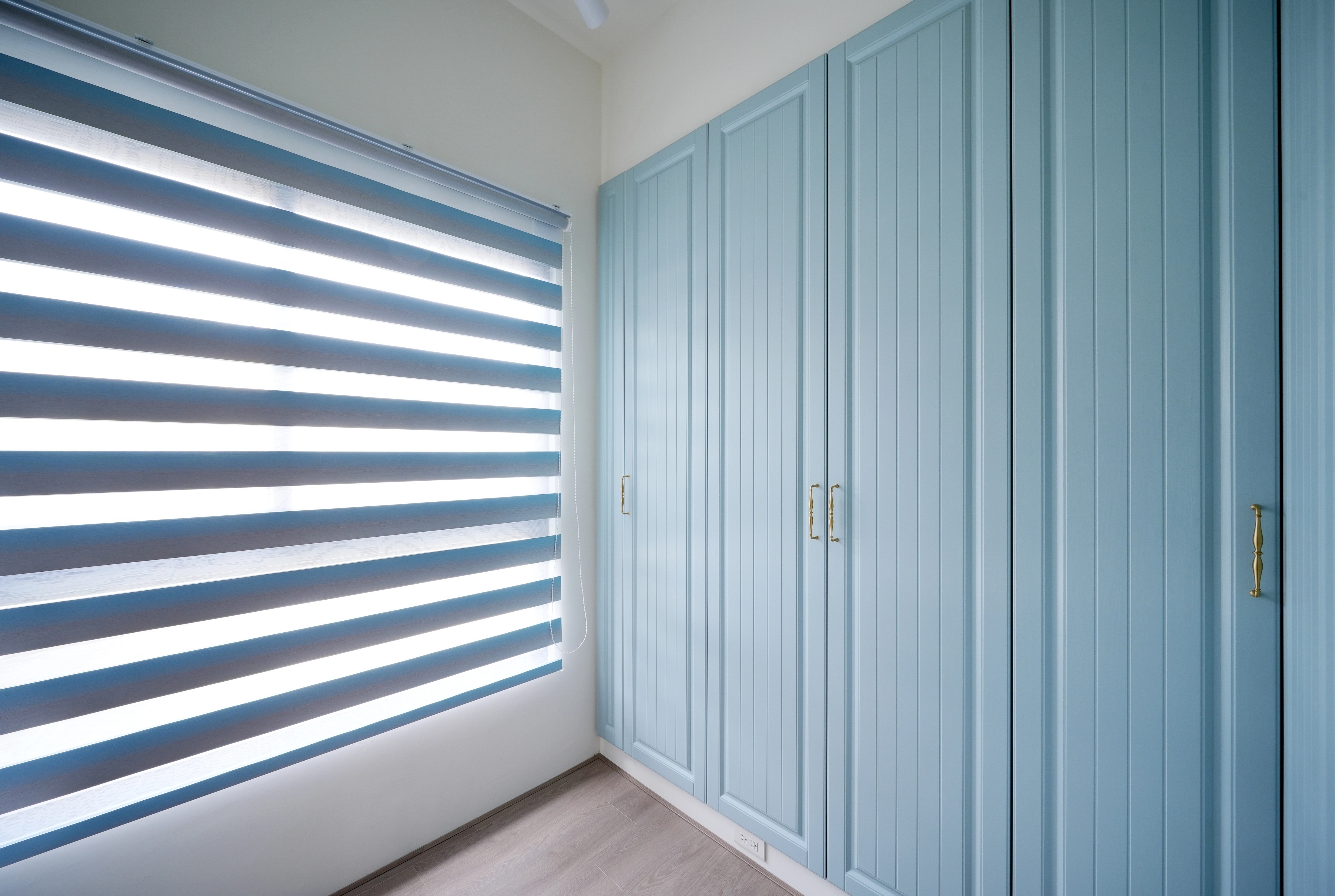 德盈設計更衣室實景:歐風線板設計衣櫃結合開放式吊掛,打造精緻優雅的私密收納空間。