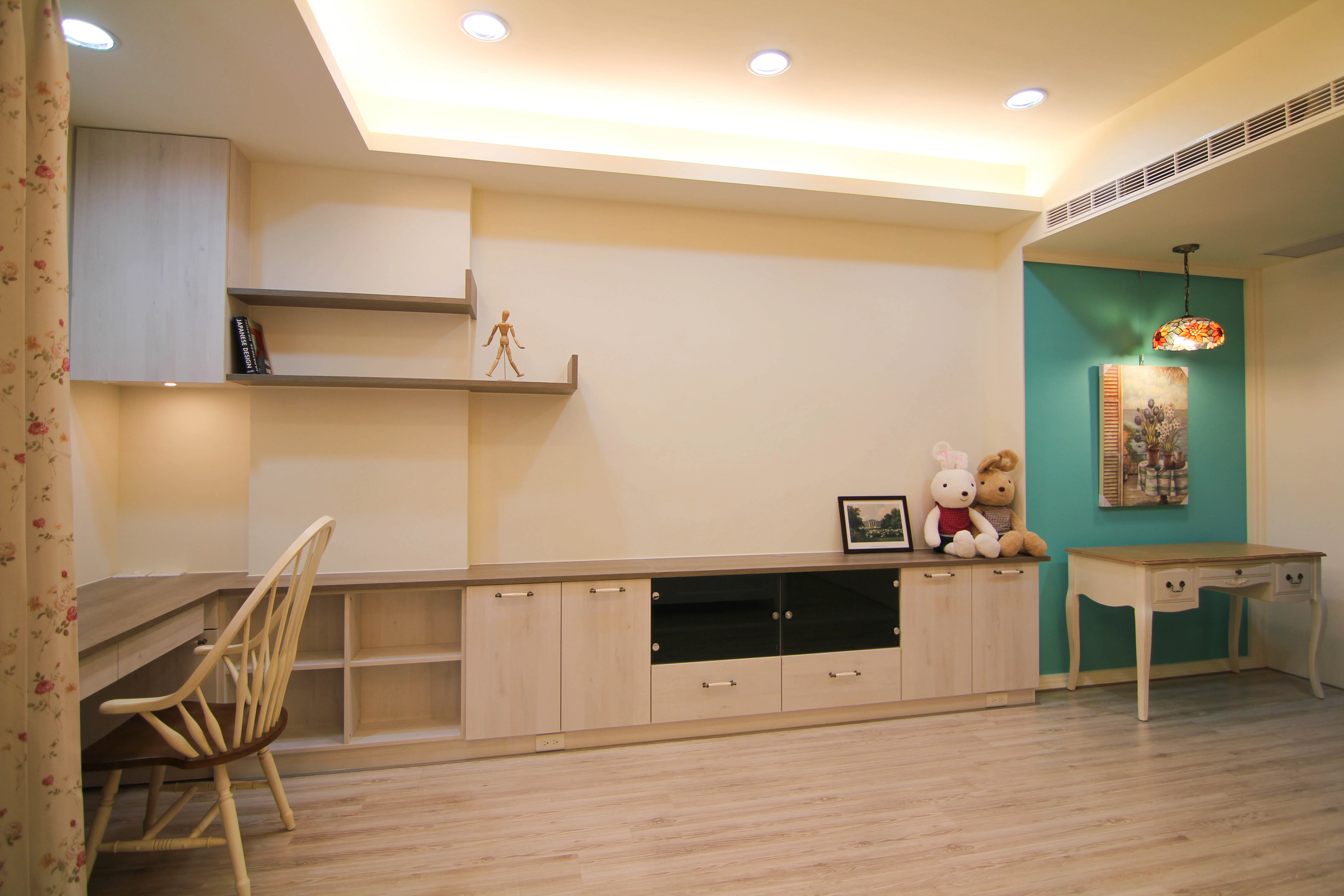 臥室客製化系統衣櫃: 淺木紋視覺清爽,完美整合收納需求。