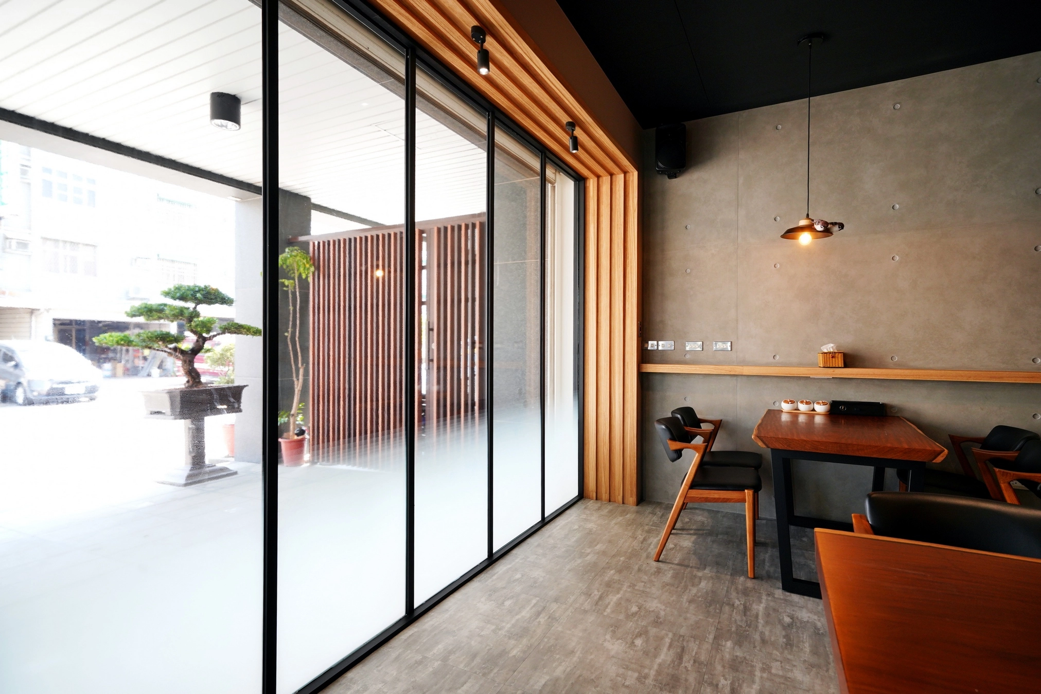 19坪商業空間規劃: 專業動線配置,打造寬敞多元座位區。