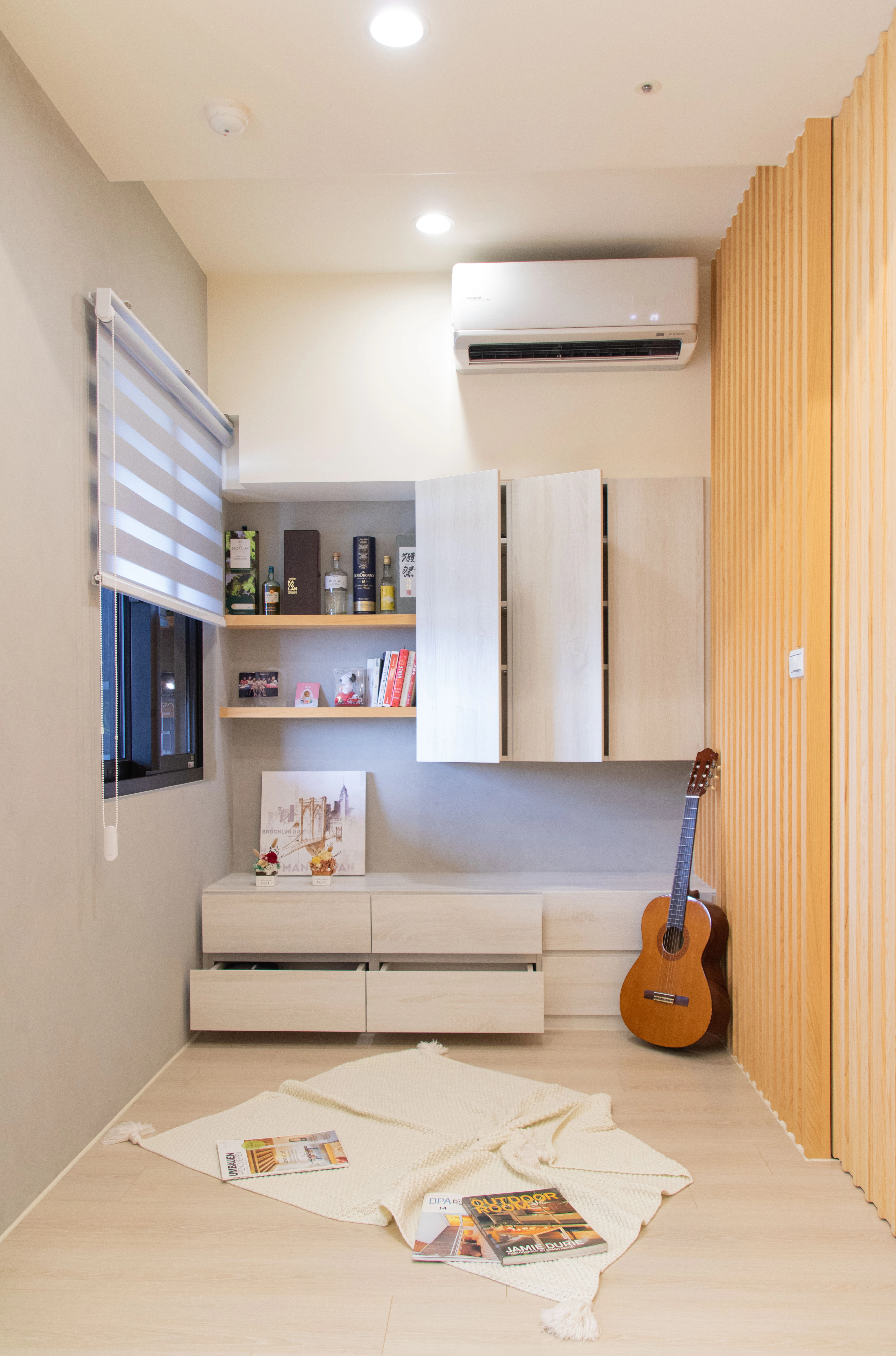 德盈室內設計和室內部規劃：透過架高地台與細緻系統櫃，打造多功能寧靜休憩空間，展現日式極簡美學。