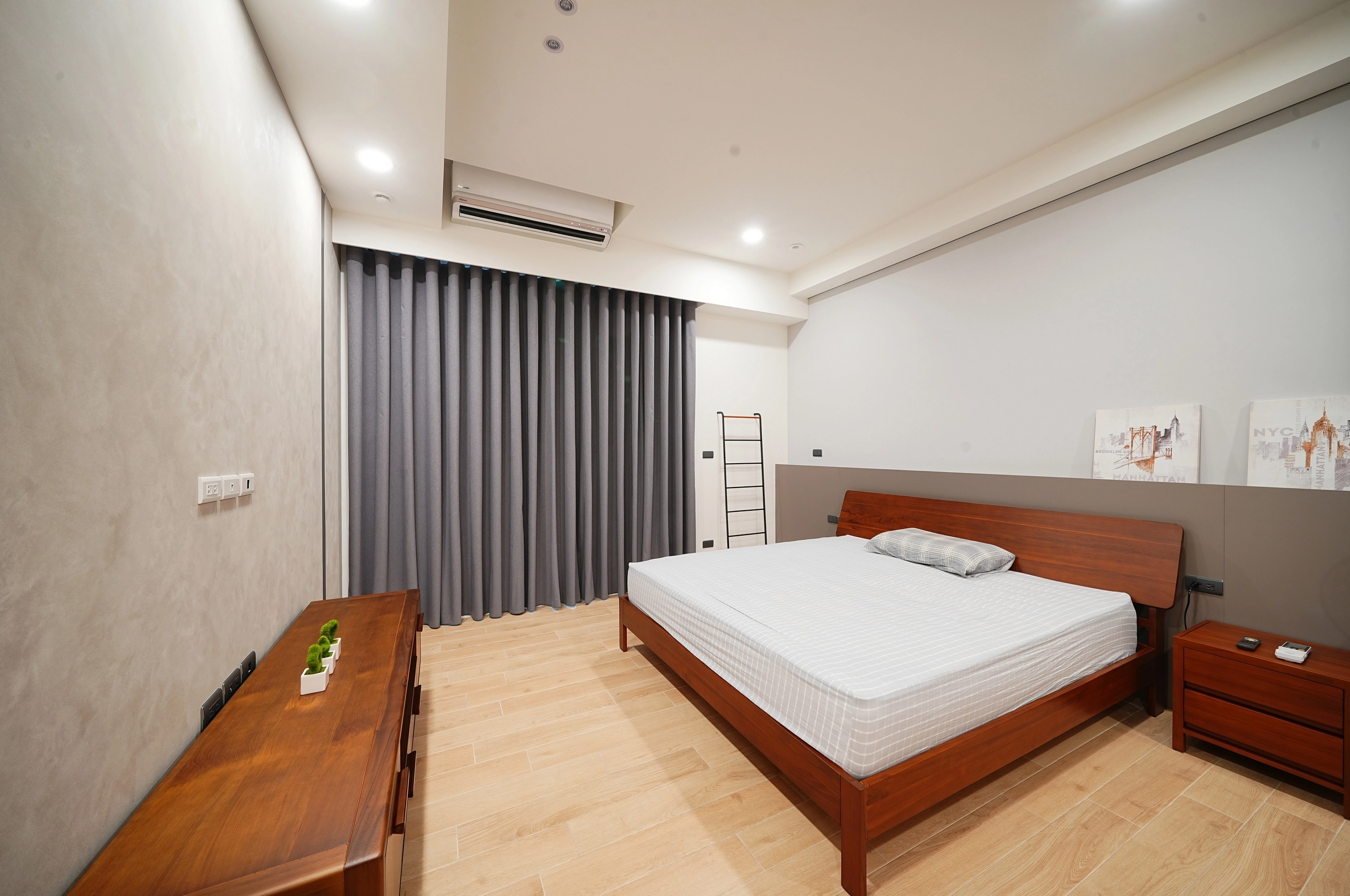 德盈室內設計:沈穩大地色系營造主臥室整體氛圍,結合線性燈光規劃,打造極致放鬆的舒眠空間。