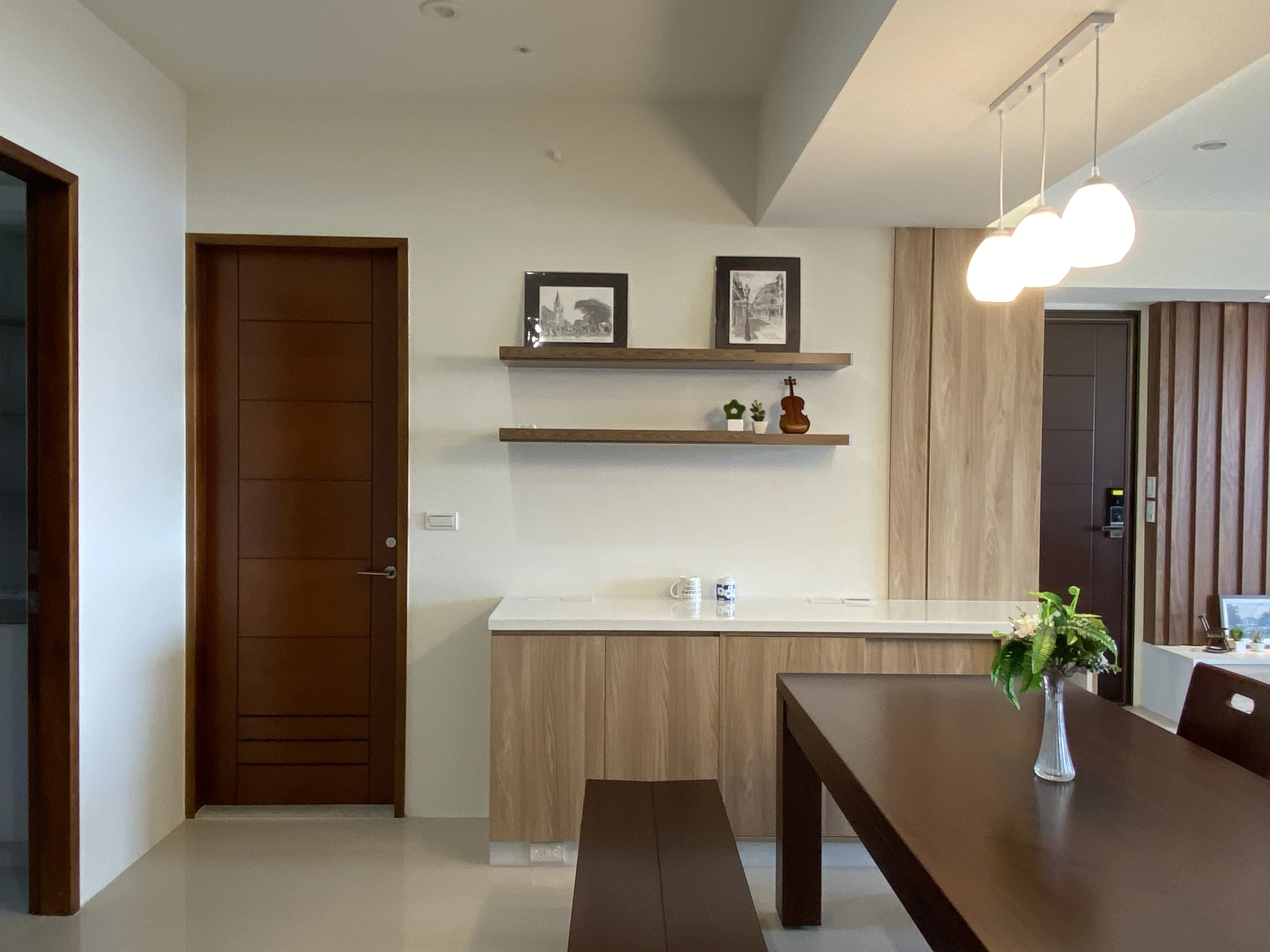 德盈空間規劃:細膩木紋餐廳系統櫃,展現溫潤自然質感,打造充滿生活溫度的現代北歐美學。