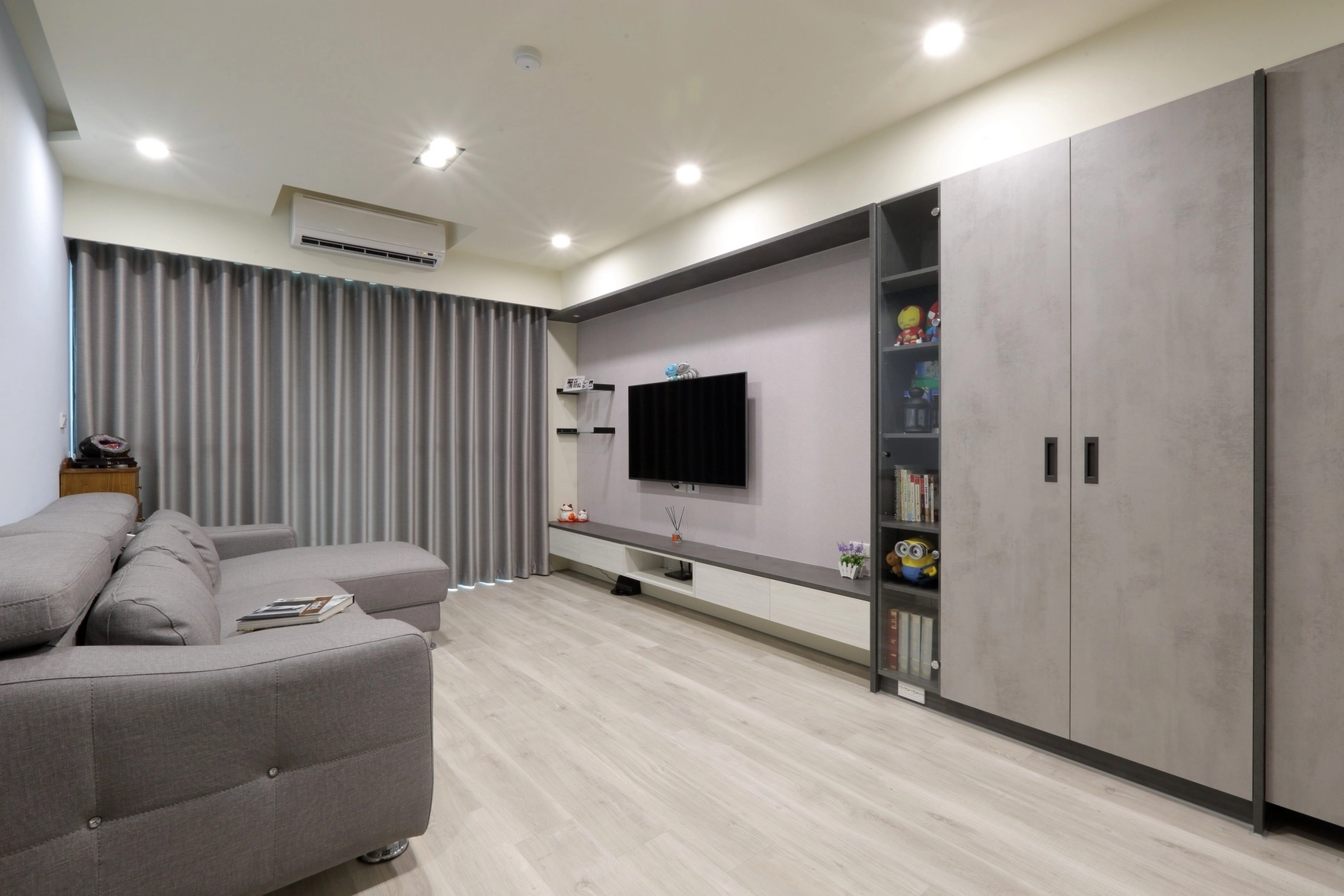 德盈設計客廳實景:現代簡約風,系統電視櫃結合展示高櫃,收納品味兼具。