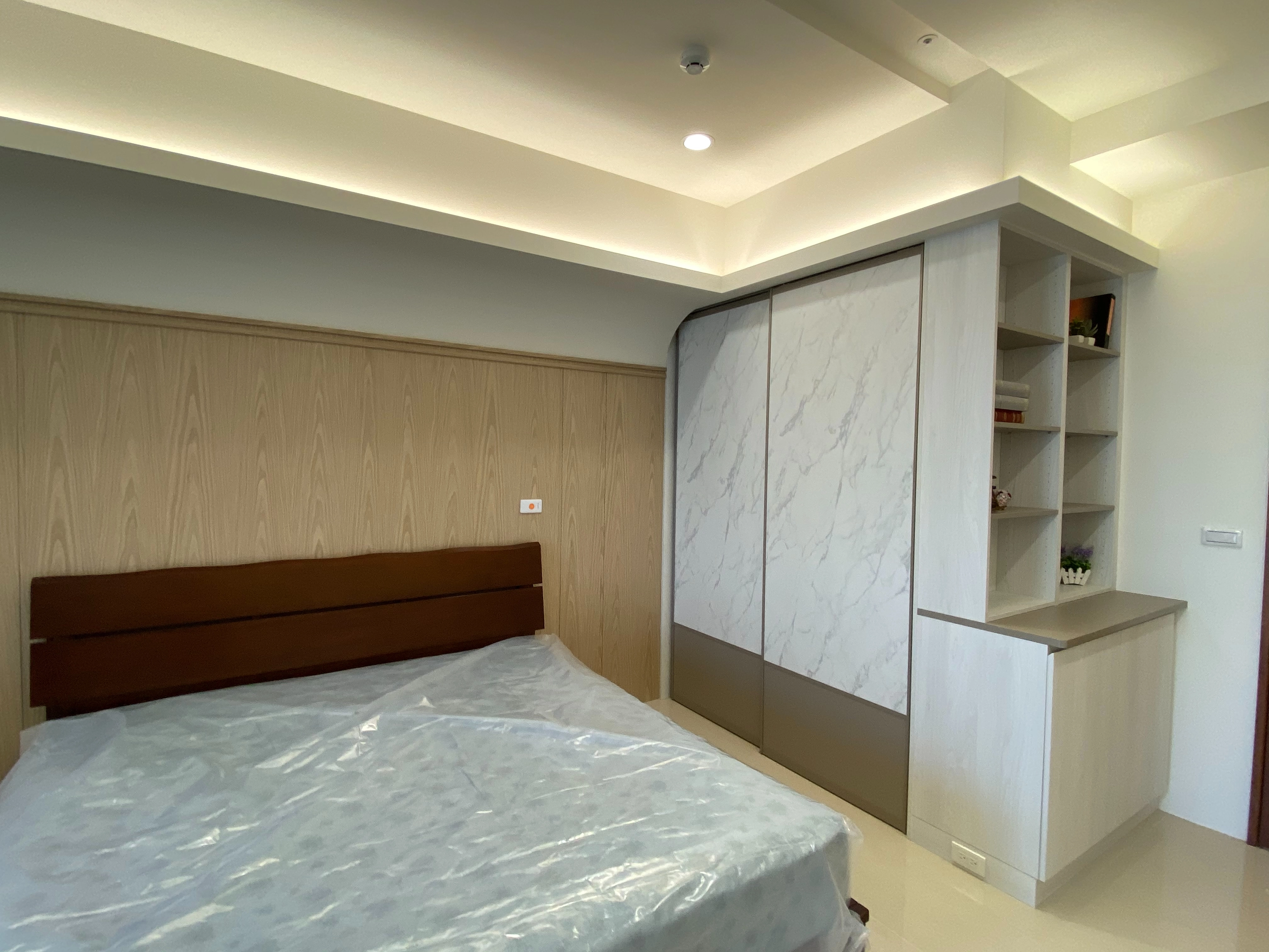 德盈設計:大面積石紋門片搭配摩卡與淺白木紋櫃體,以跳色層次定義精品級系統衣櫃。