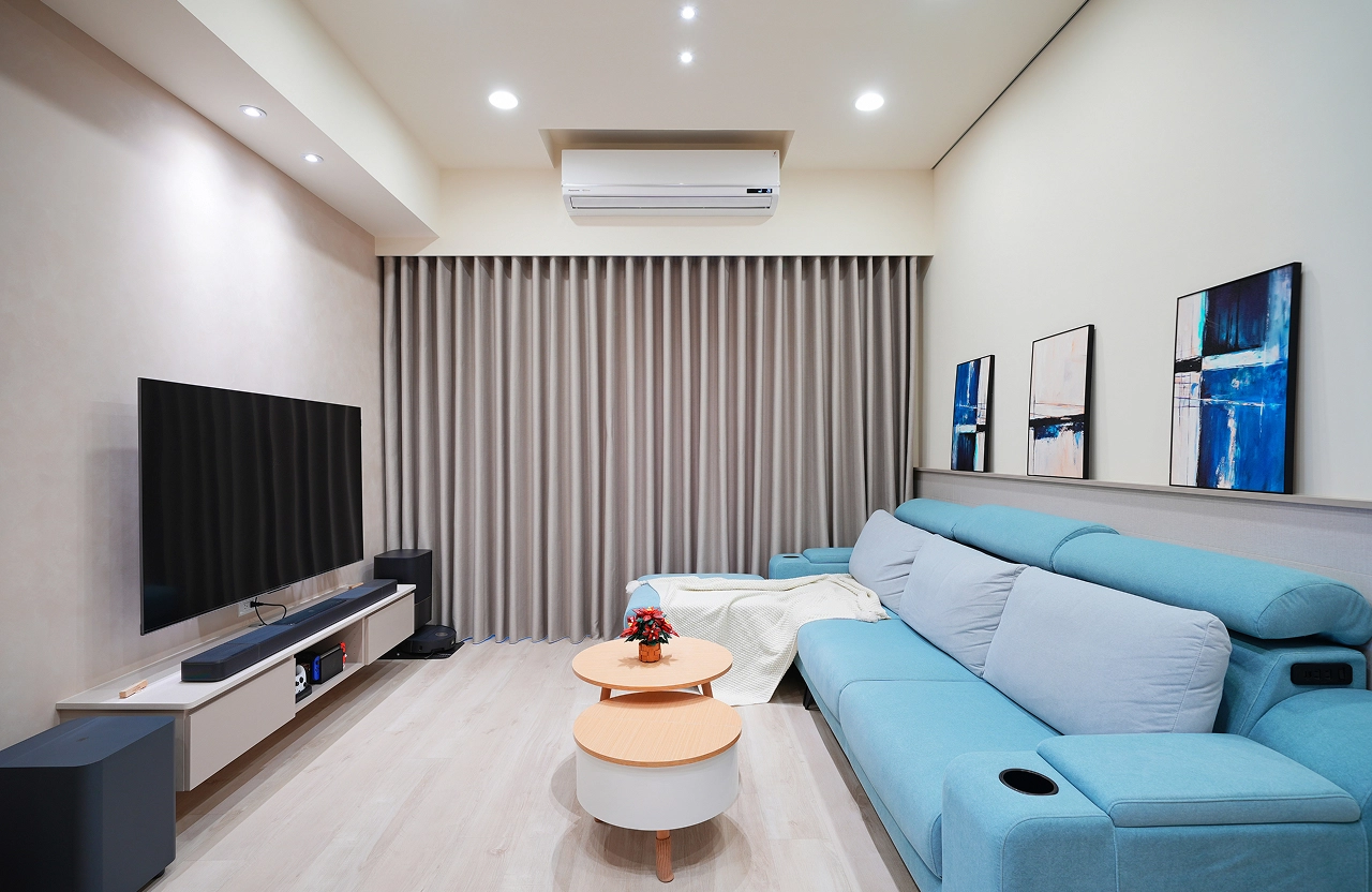 臺邦交響悅客廳。藝術塗料電視牆，鋁框冰柱玻璃推拉門，營造和諧視覺層次。