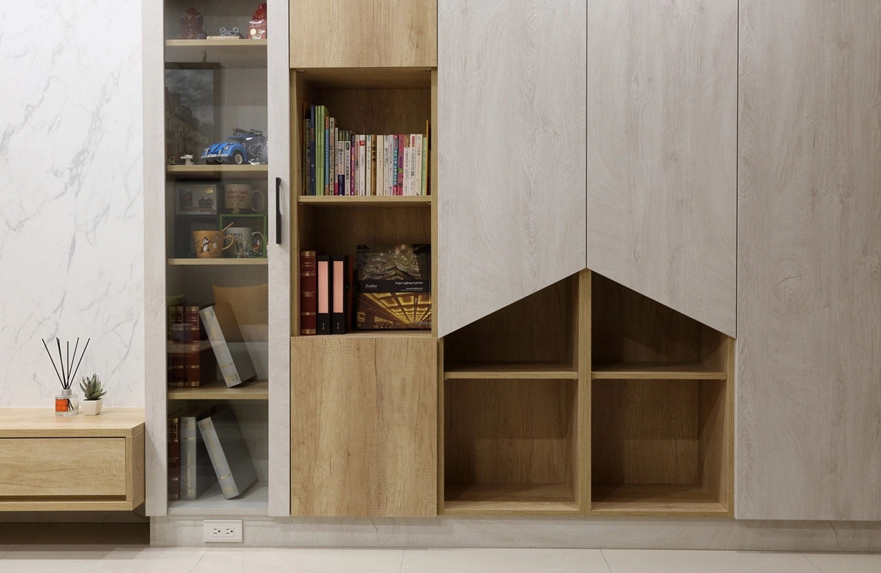 系統推拉門與開放櫃： 靈活配置儲物空間，優化餐廳收納效率。