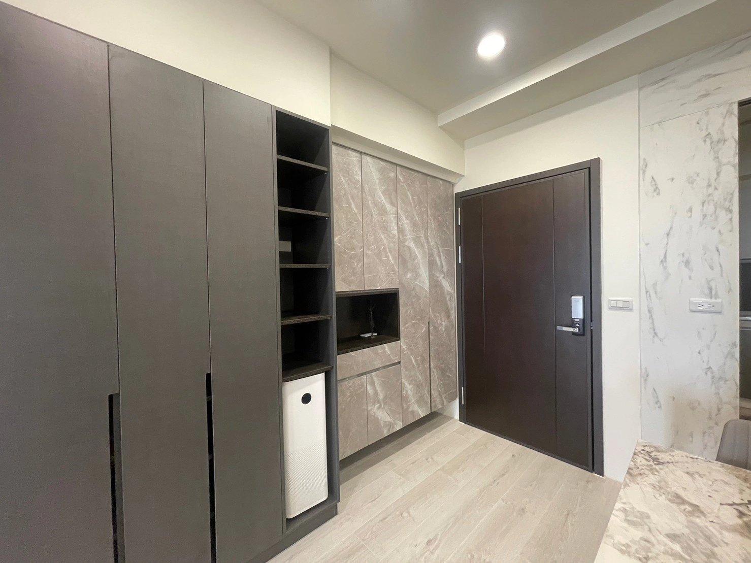 書房十字格玻璃鋁框推拉門,區隔空間同時營造明亮專注氛圍。