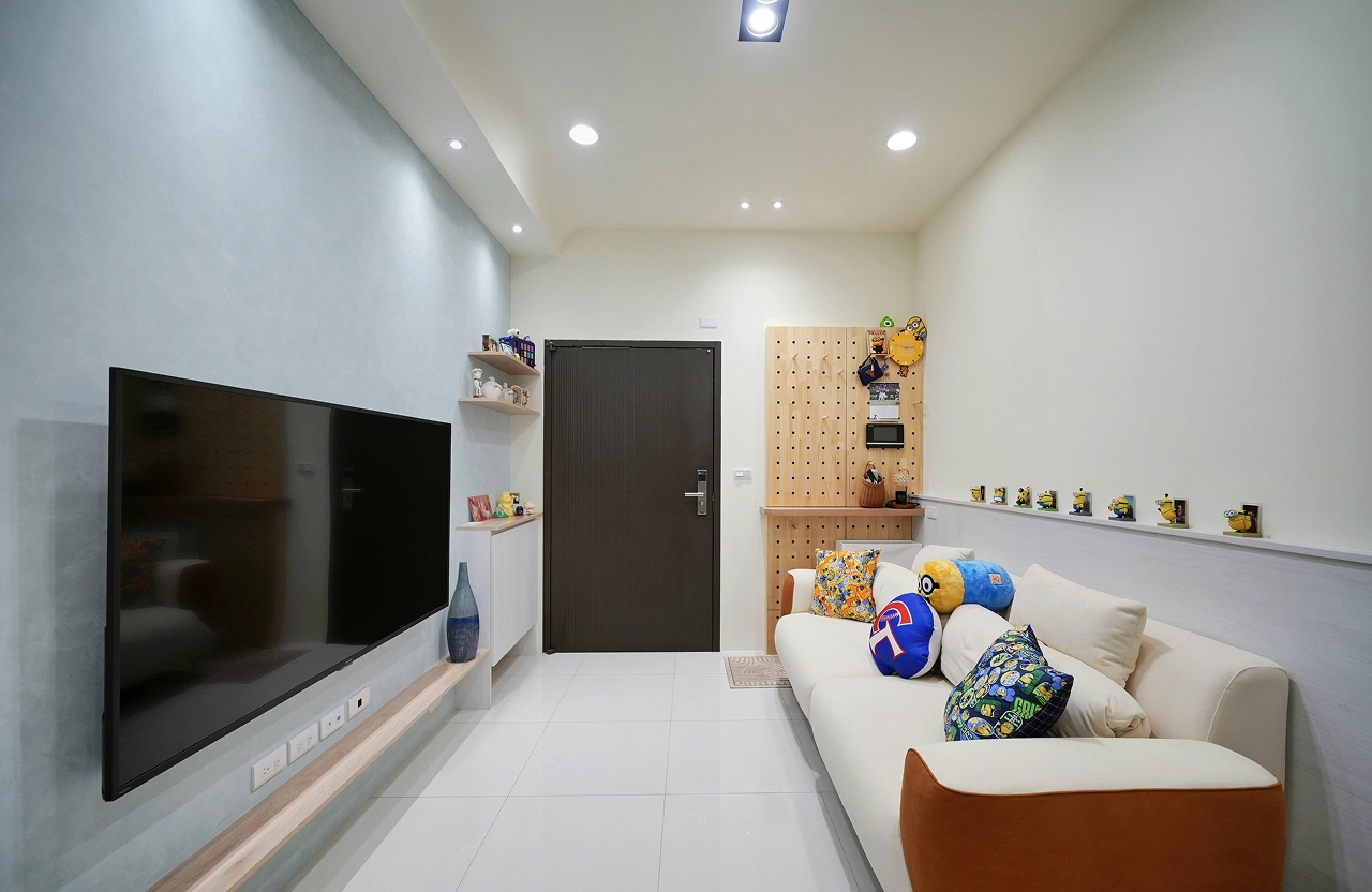 18坪北歐風新成屋。義大利塗料電視牆搭配洞洞板鞋櫃，營造簡約溫馨氛圍。