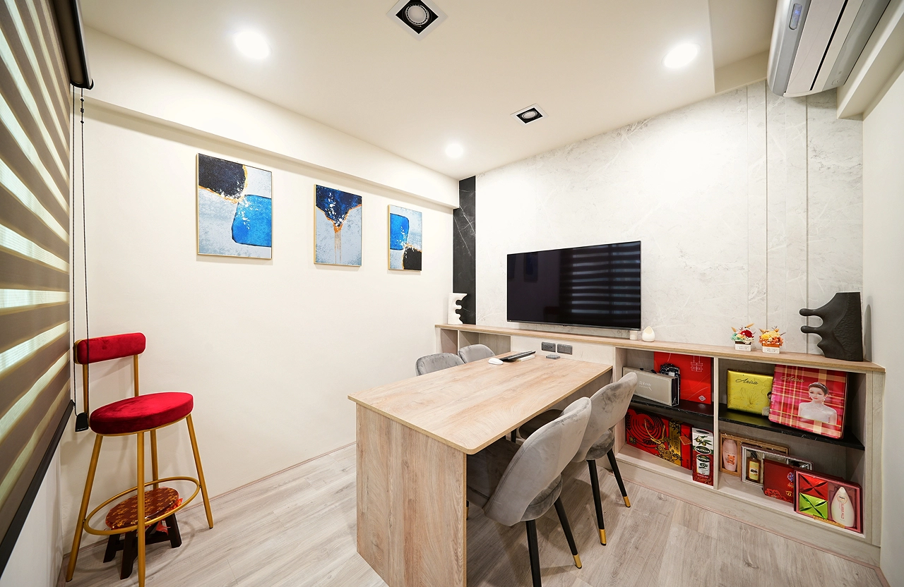 辦公空間規劃：系統櫃結合石紋裝飾牆，兼具美觀與婚禮禮品收納機能