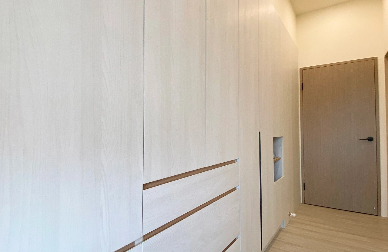 系統櫃規劃細節：隱藏式無把手衣櫃設計，為南科家庭打造洗鍊收納空間