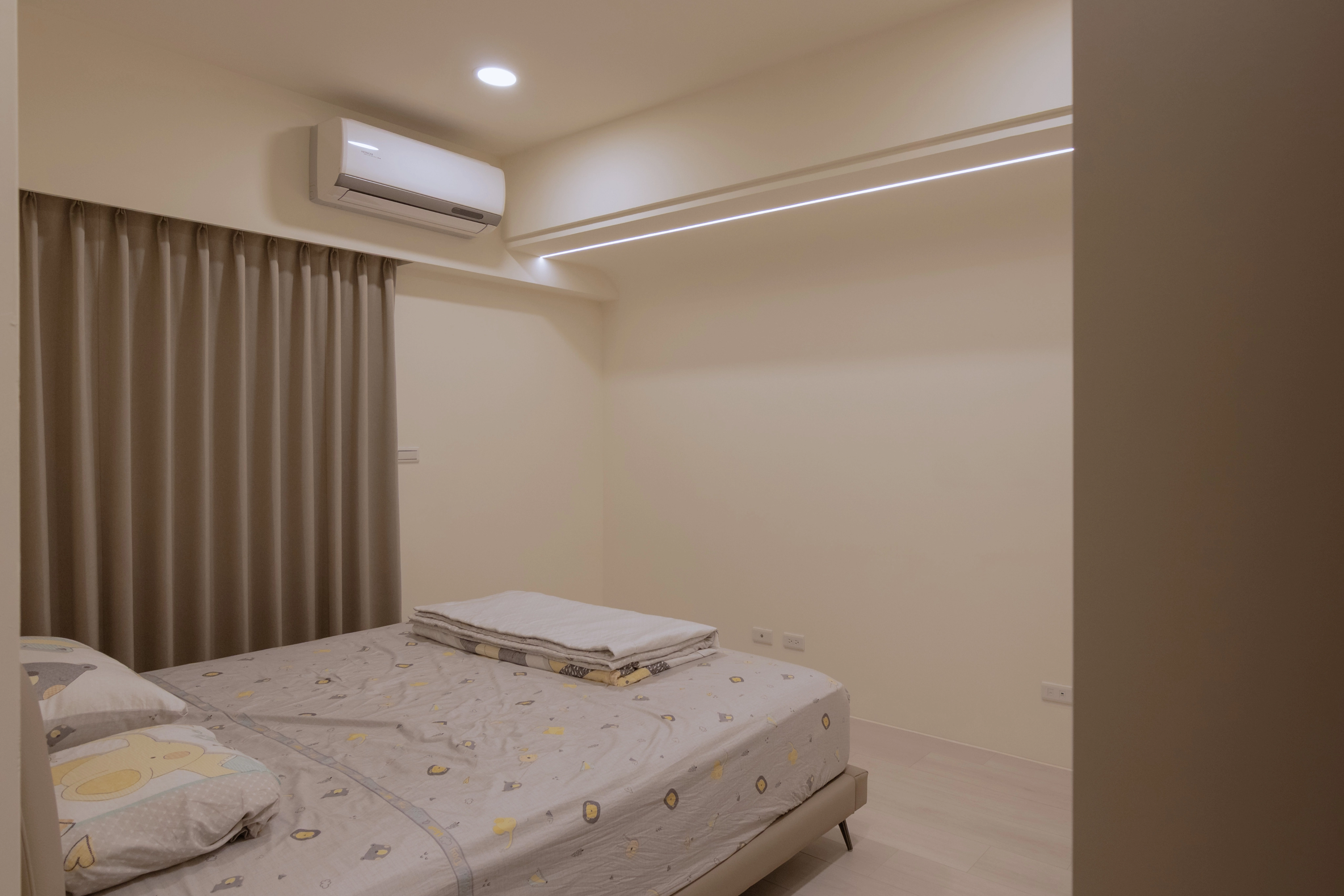 德盈臥室裝修：簡約大地色系搭配遮光窗簾營造舒適睡眠環境