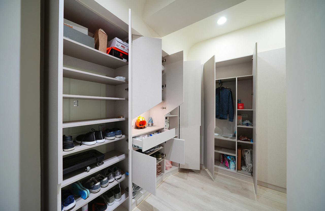 德盈室內設計系統櫃收納：多層次格局規劃，完美分類鞋子與衣物，打造井然有序的居家收納空間。