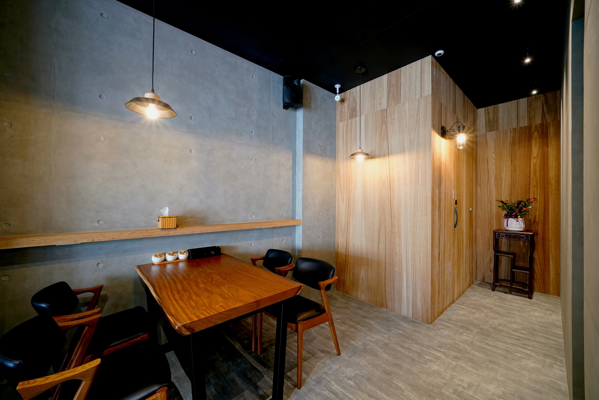 台南系統櫃商空收納: 巧妙隱藏雜物,維持商業空間俐落美感。