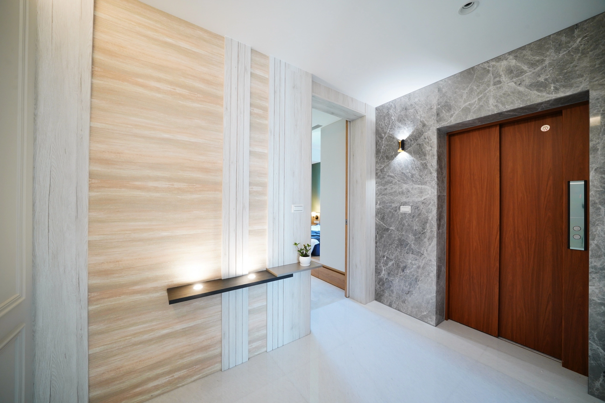 梯間動線巧妙結合光影與展示規劃,展現德盈對空間細節的深厚底蘊。