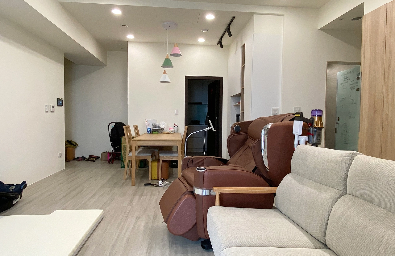 Japandi風設計：淺木紋系統櫃結合溫潤木桌，營造日系北歐氛圍