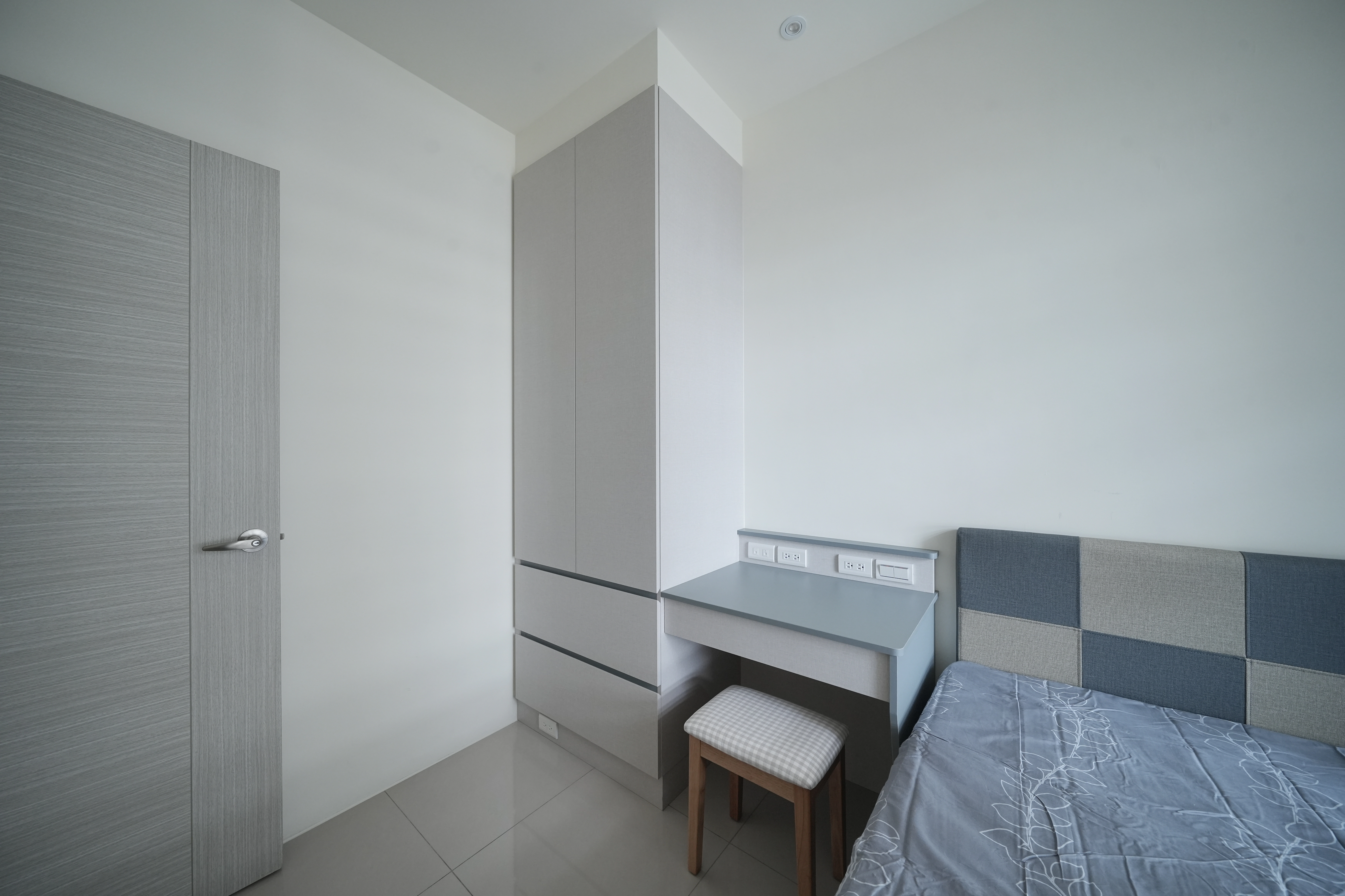 德盈小宅裝修:客臥架高地板側邊抽屜收納大幅提升空間坪效