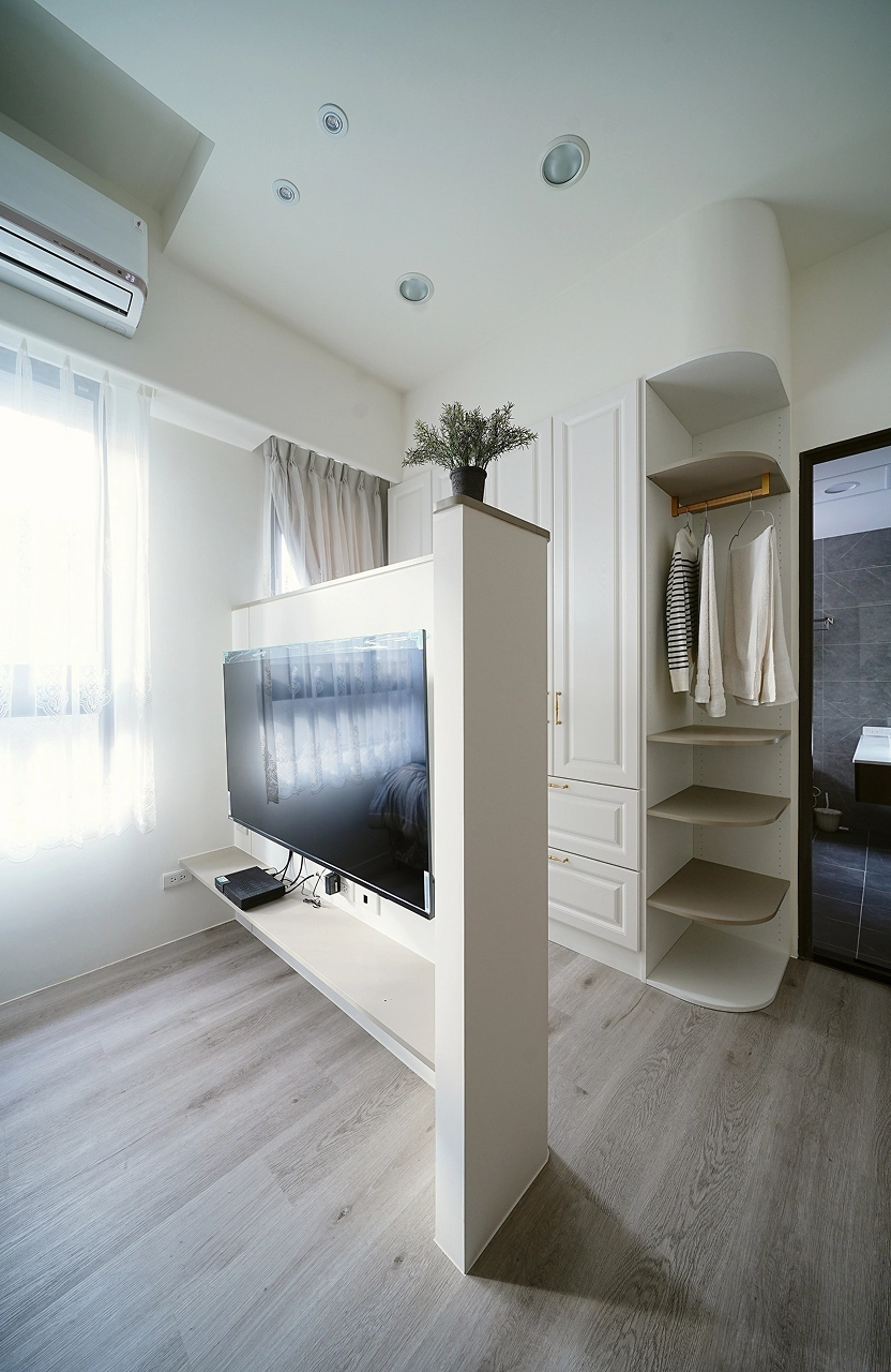 客製化 L 型造型牆設計： 簡約線條勾勒空間，營造舒眠放鬆感。