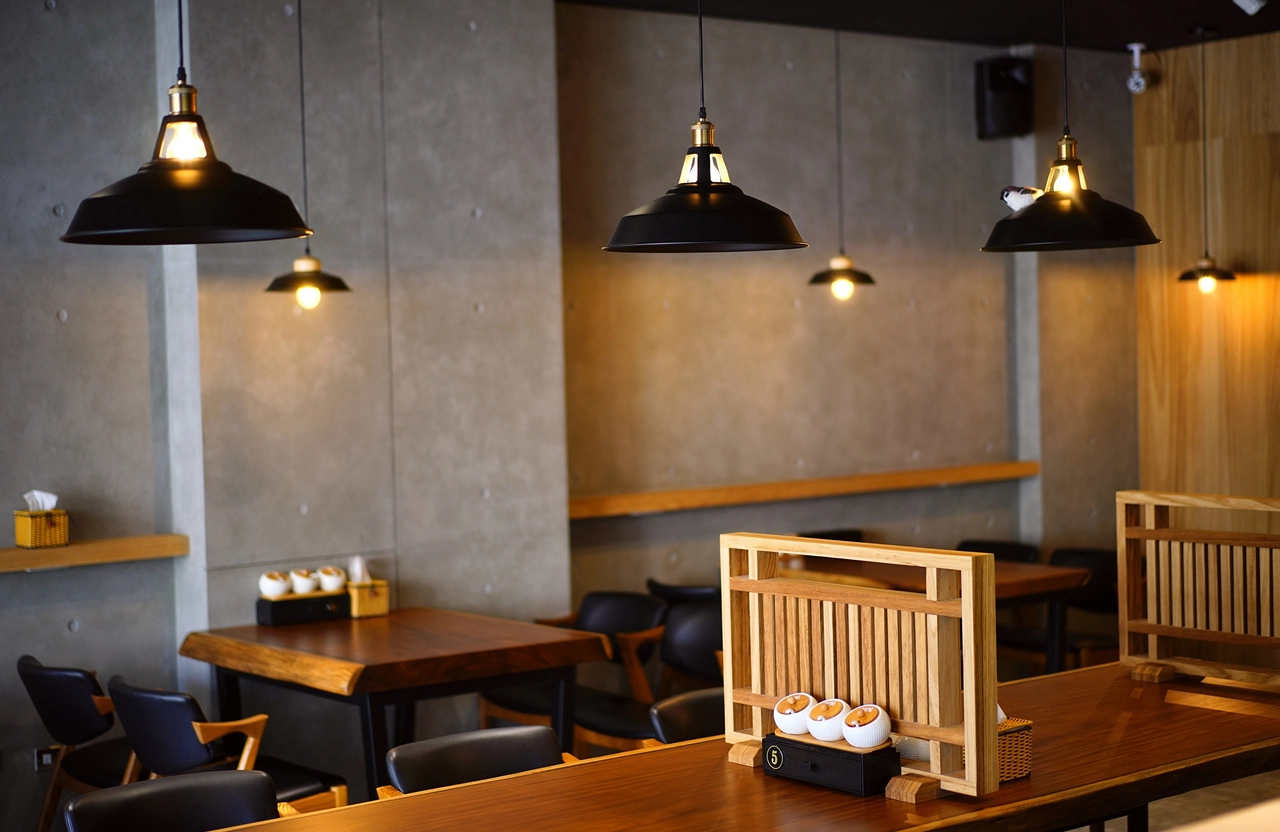 沉穩灰色調室內設計： 簡潔線條構築質感，帶來輕鬆餐飲體驗。