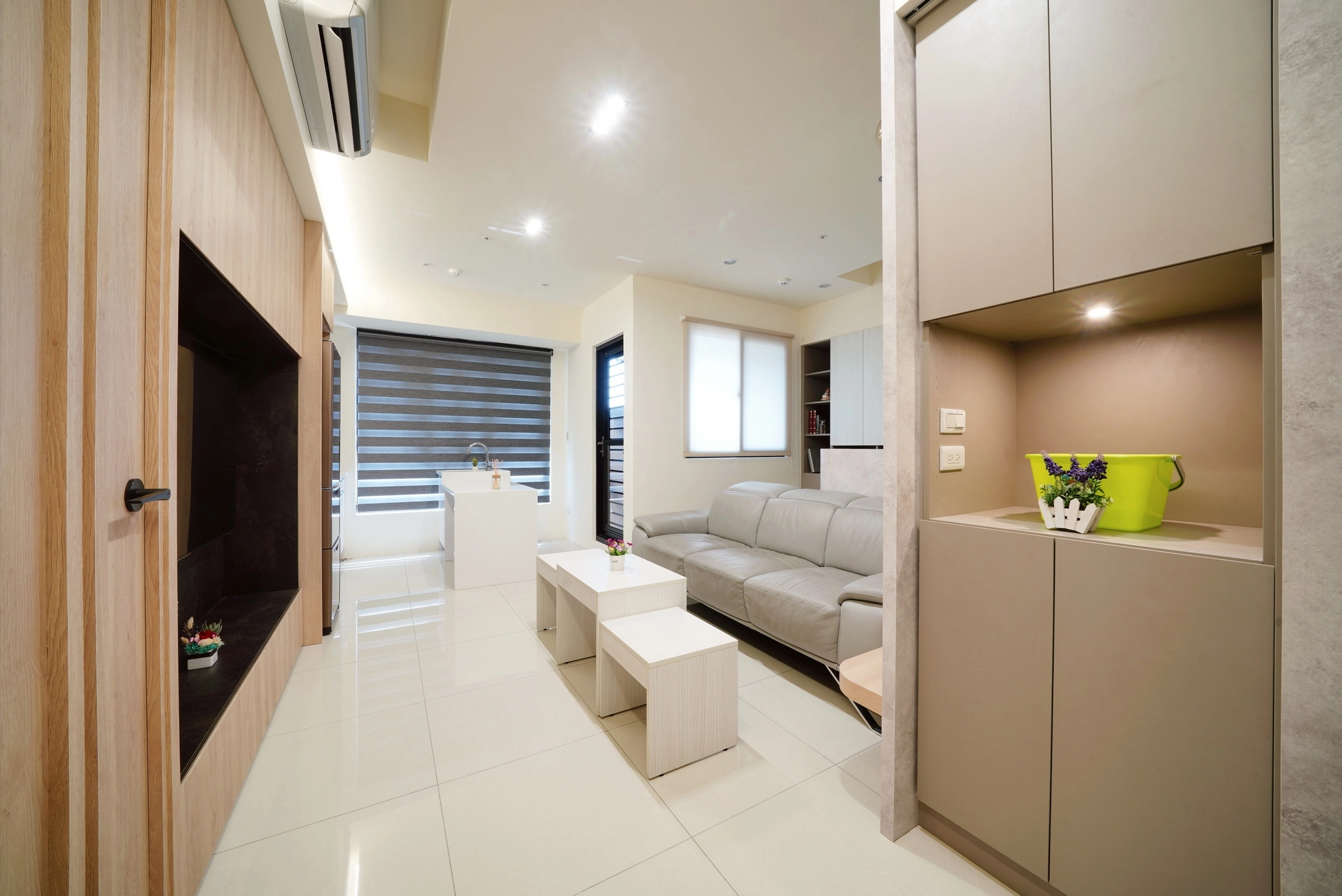 德盈室內設計:打造質感熱門可可奶茶色玄關櫃,透過沉穩色調與系統收納規劃,營造居家入口的高級氛圍感。