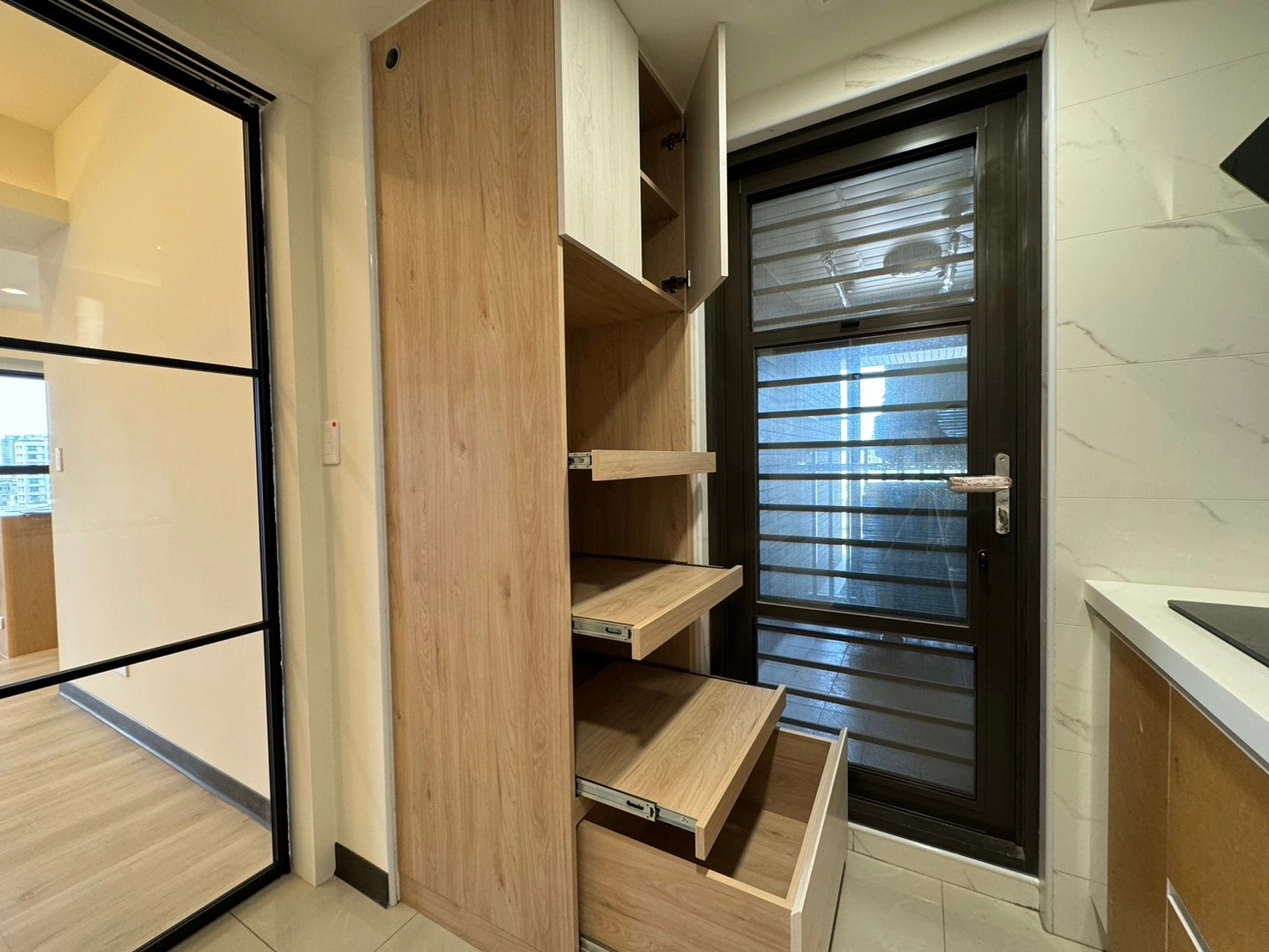 德盈設計:廚房櫃體導入實用推拉盤設計,輕鬆取用重型家電,優化烹飪操作流程與人體工學動線。