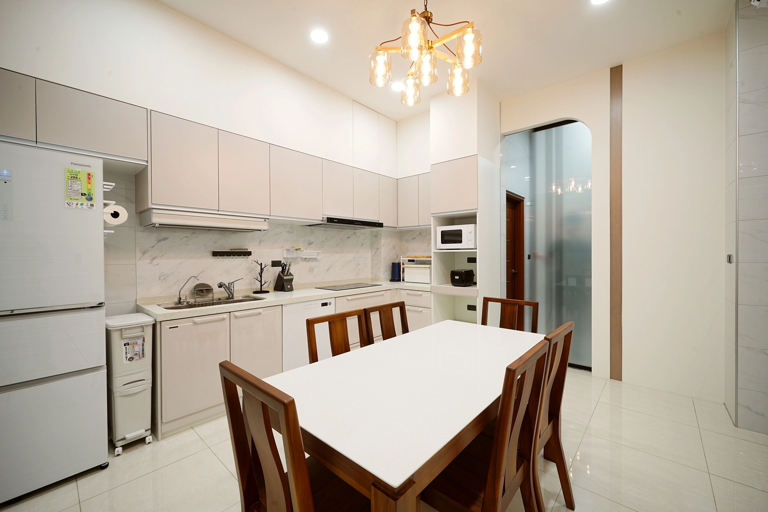 德盈空間規劃:極簡溫潤奶茶廚具櫃,客製化嵌入式家電收納,打造清新且功能完備的現代餐廚。