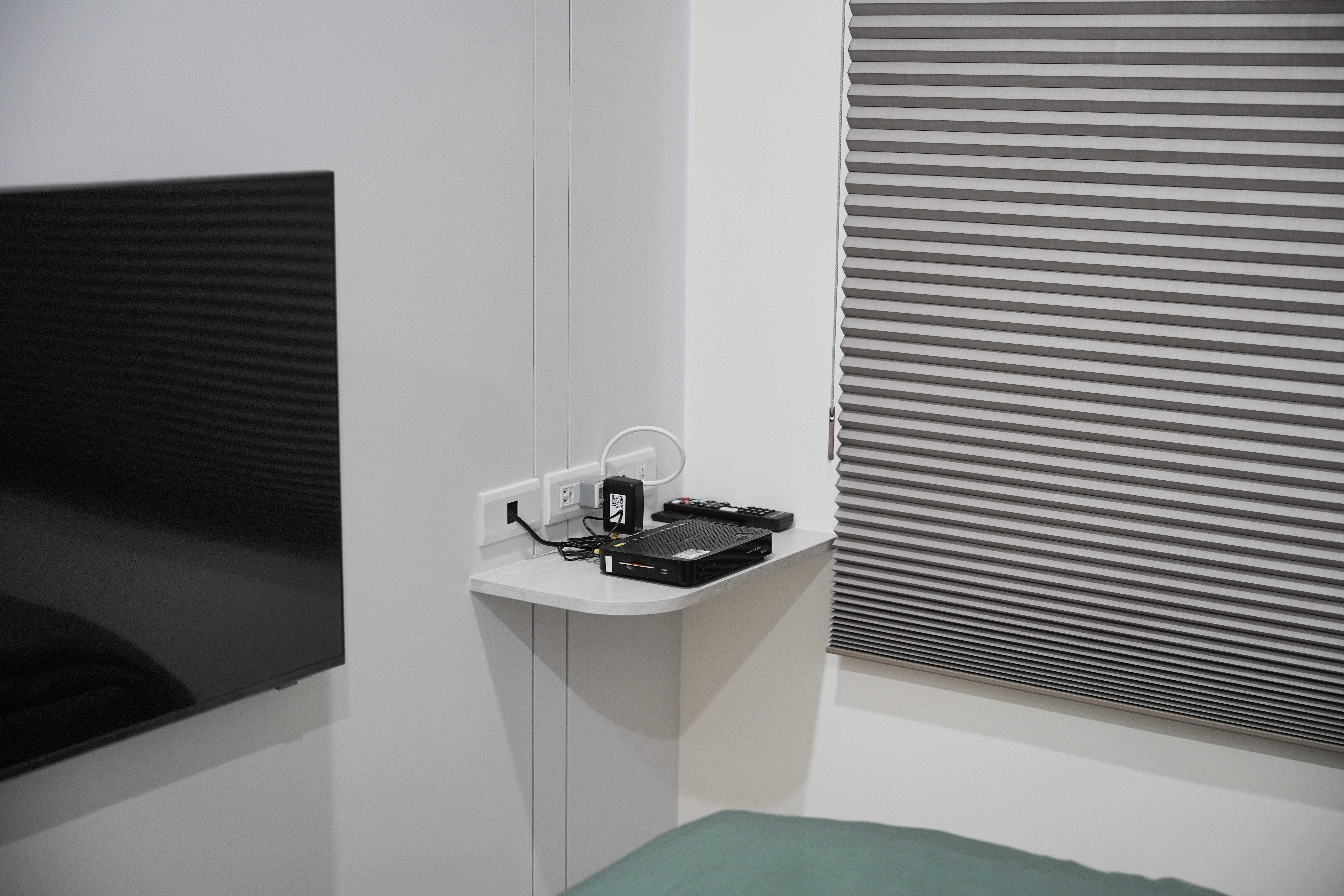 德盈系統櫃設計:玄關轉角整合電器櫃與抽盤滿足小坪數收納