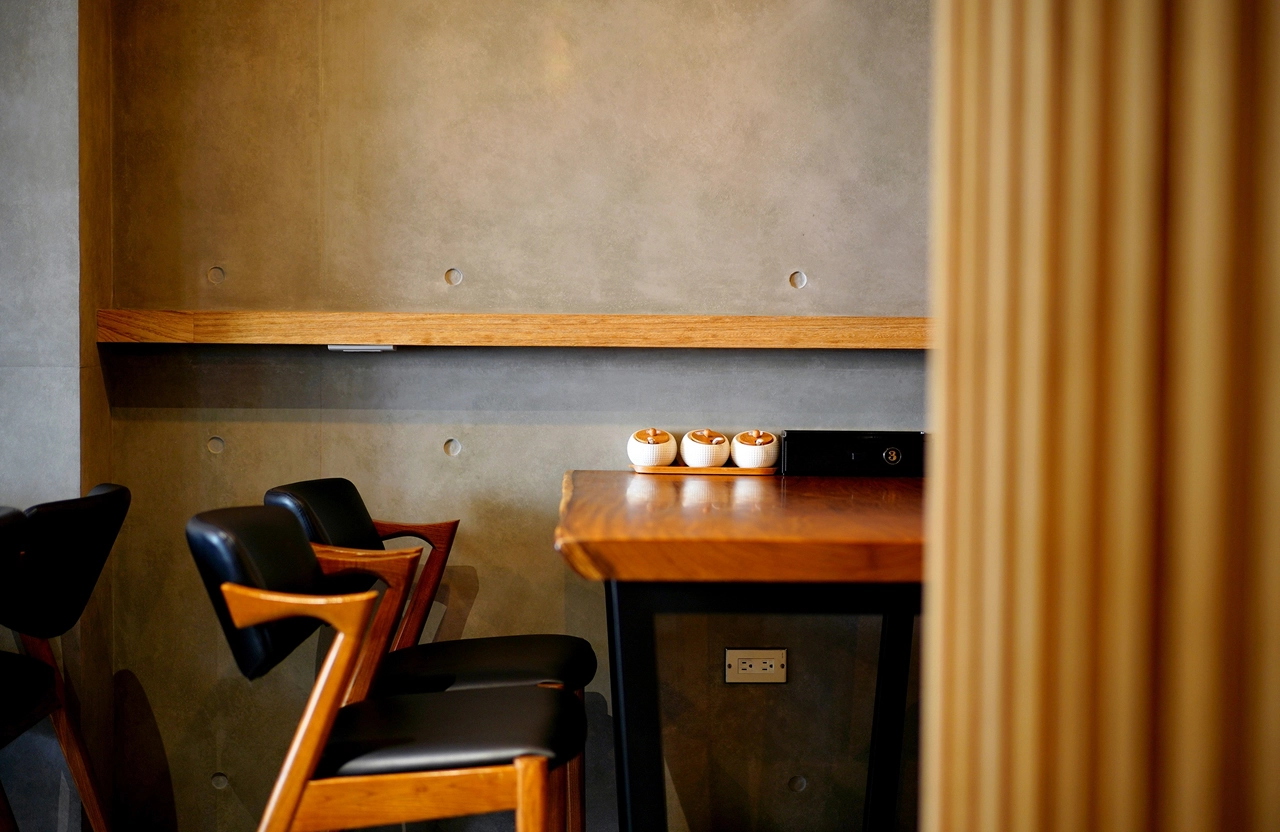 清水模風格餐廳設計：木質餐桌與工業風塗料牆面