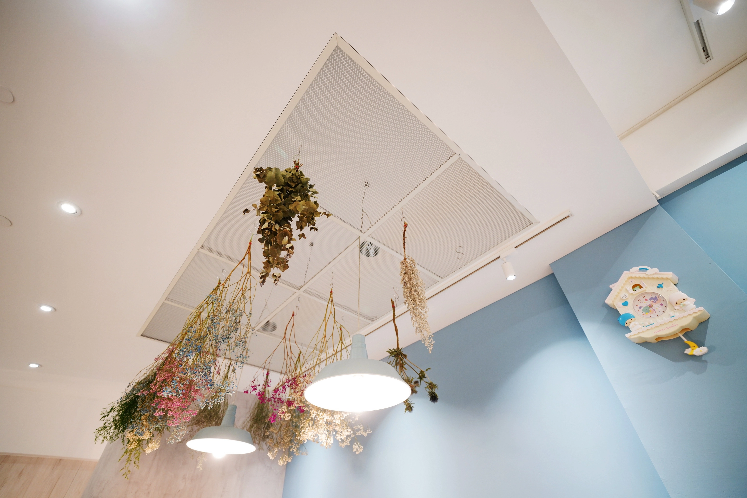 花店專業工作區,流暢動線整合展示機能,兼顧美學與實用的空間佈局。