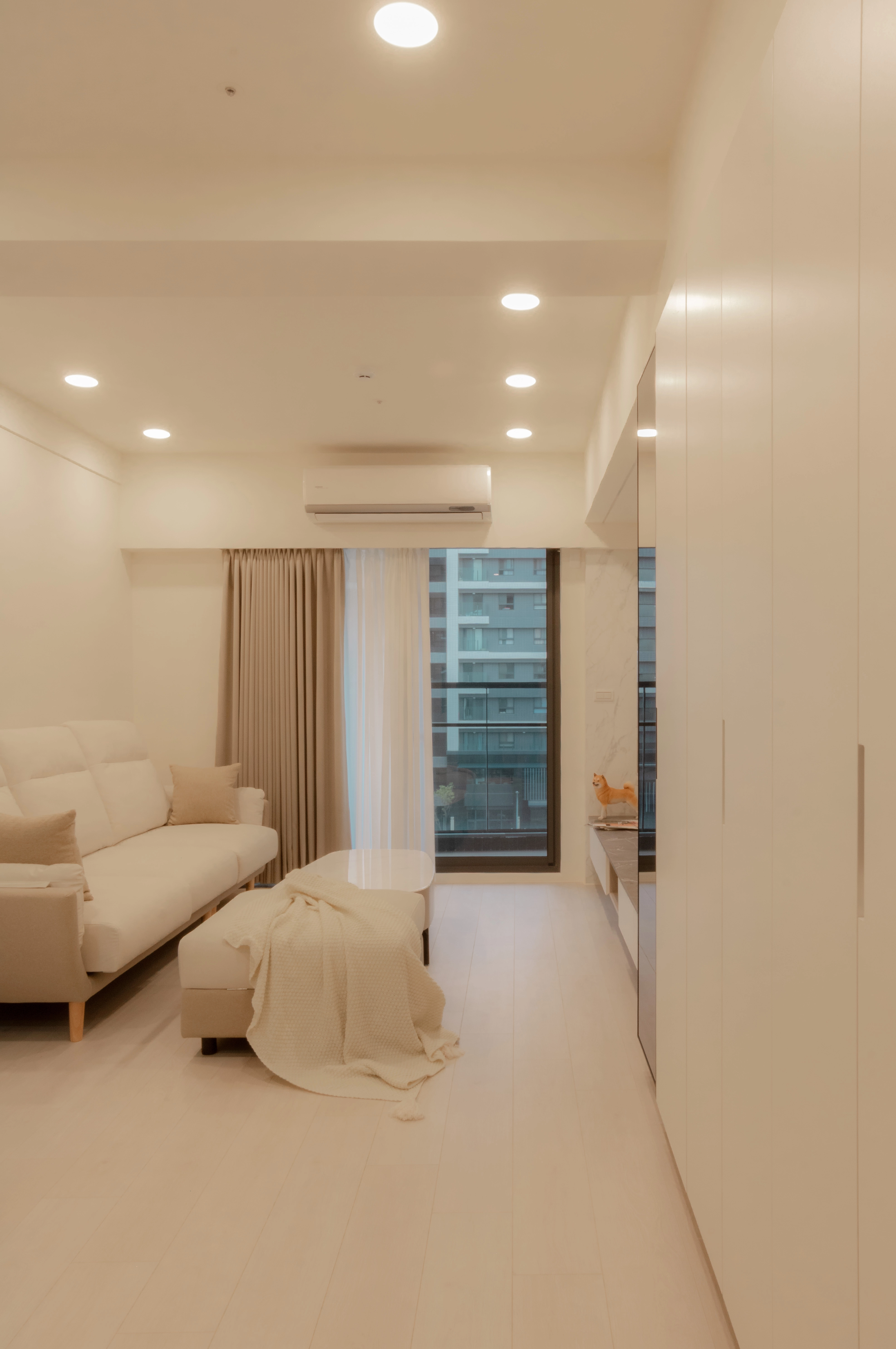 德盈現代風玄關：一整面落地的強大收納櫃引導進屋動線