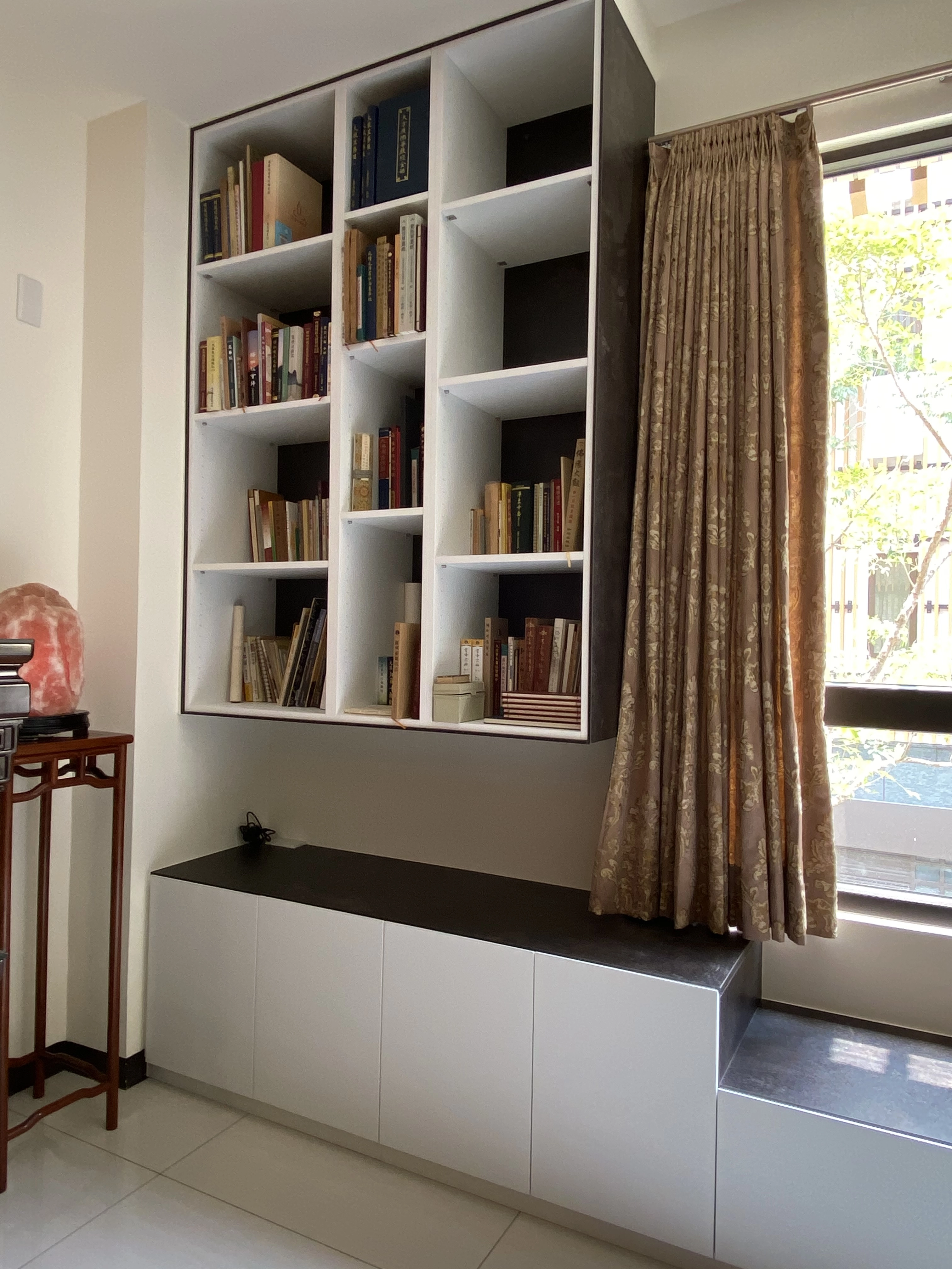 大坪數客廳深色系統櫃： 沉穩色調結合收納，型塑人文底蘊空間。