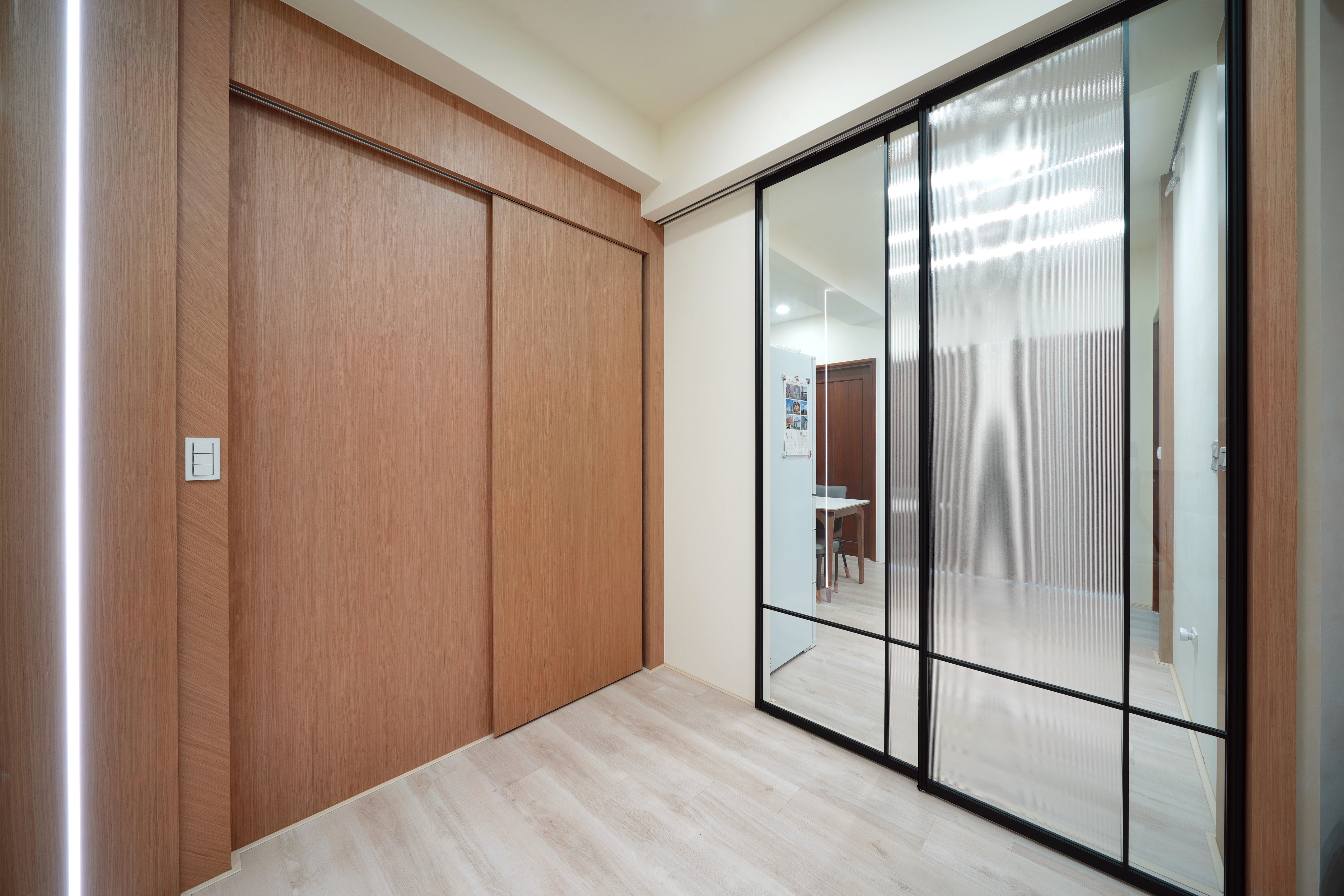 德盈室內設計木質隱藏門與長虹玻璃推拉門,透過異材質結合營造簡約層次感。