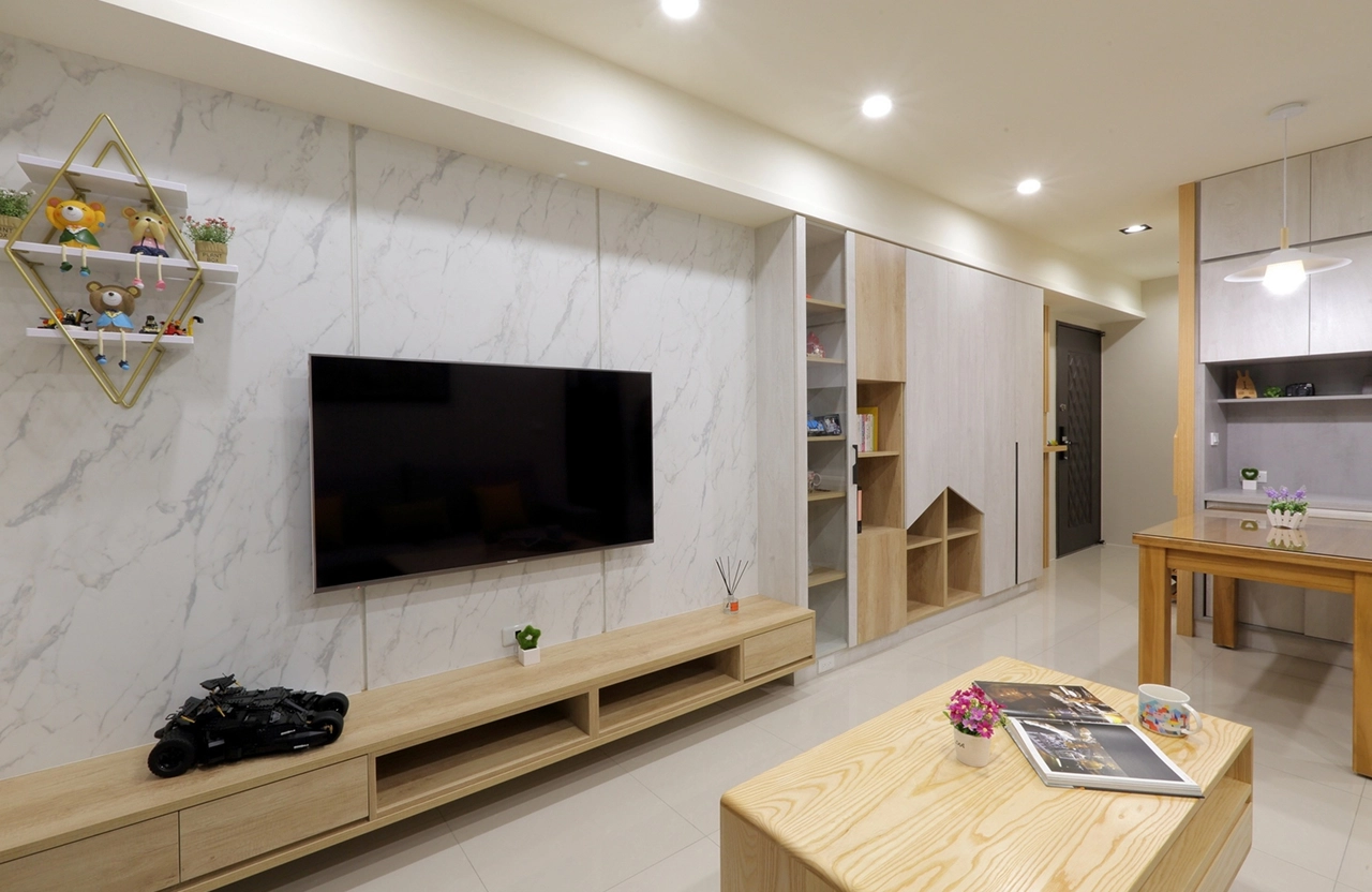 淺色木紋系統電視牆： 自然紋理妝點公領域，形塑療癒系質感。
