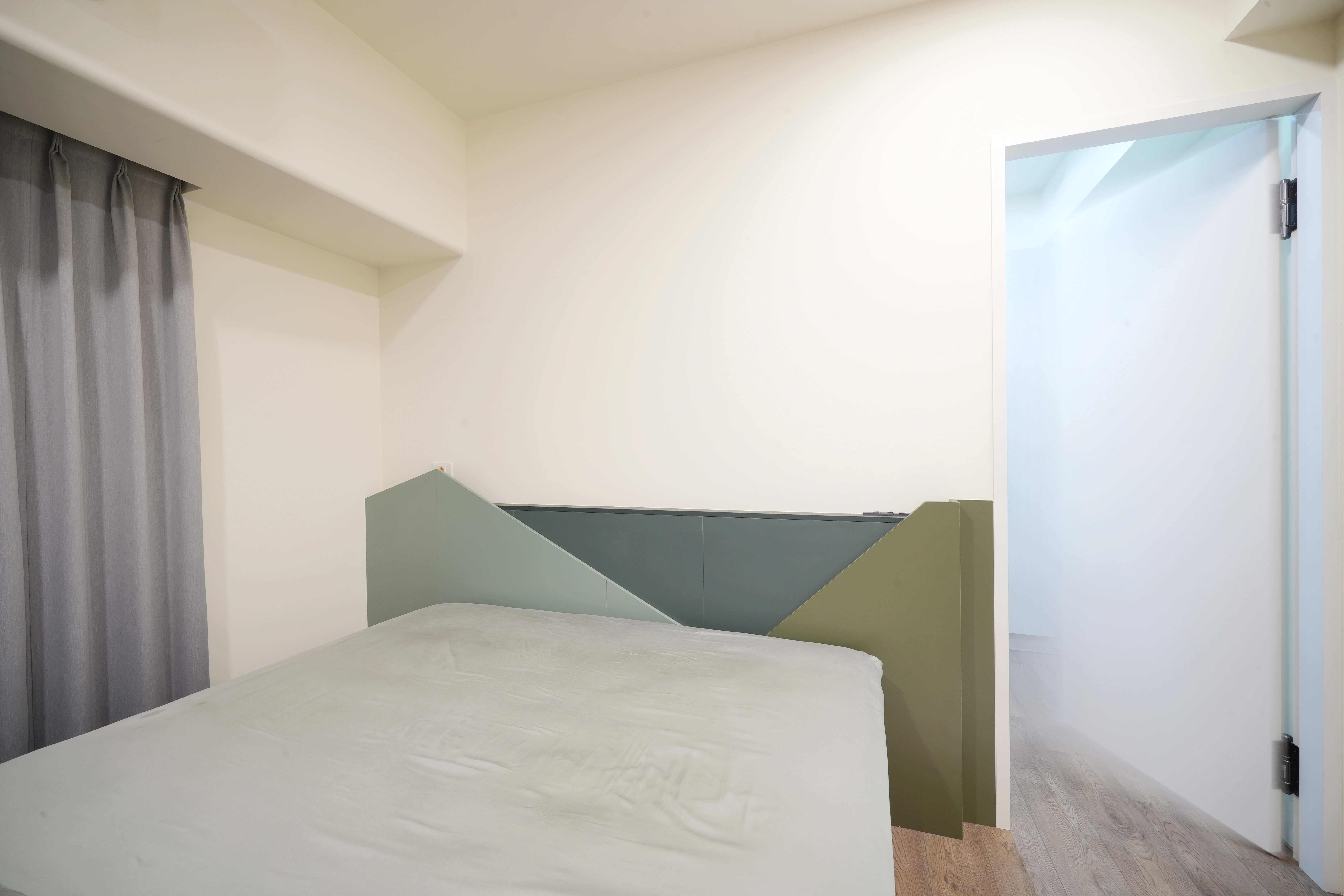 德盈主臥室裝修:莫蘭迪綠幾何拼貼床頭牆,搭配柔和燈光營造舒眠北歐氛圍。