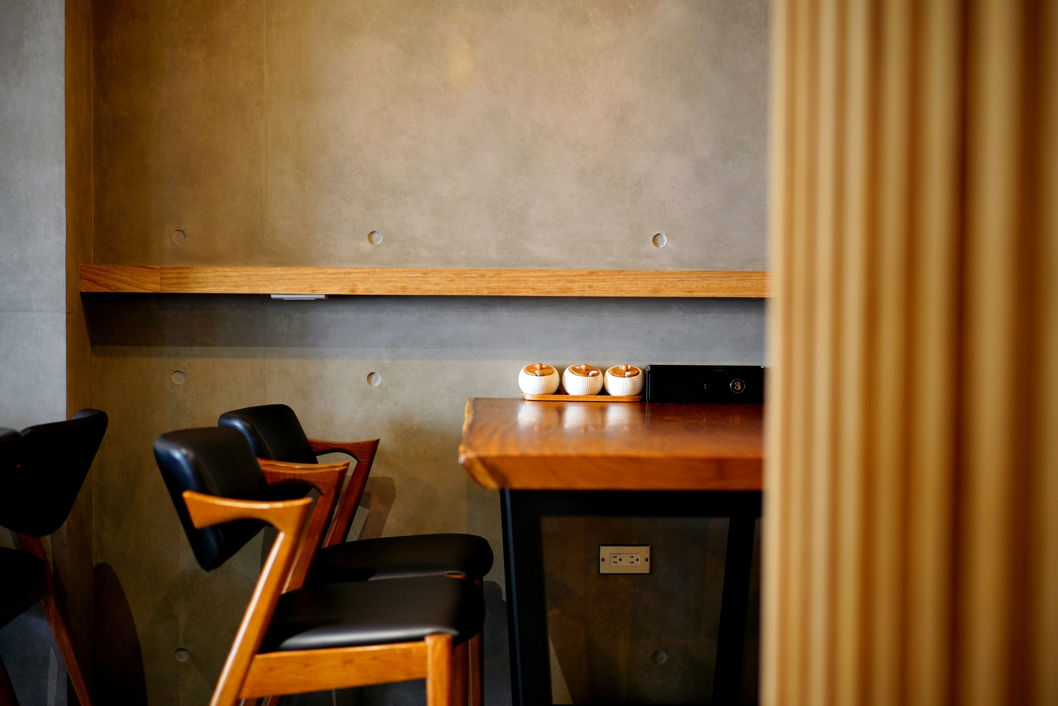 清水模風格餐廳設計:木質餐桌與工業風塗料牆面