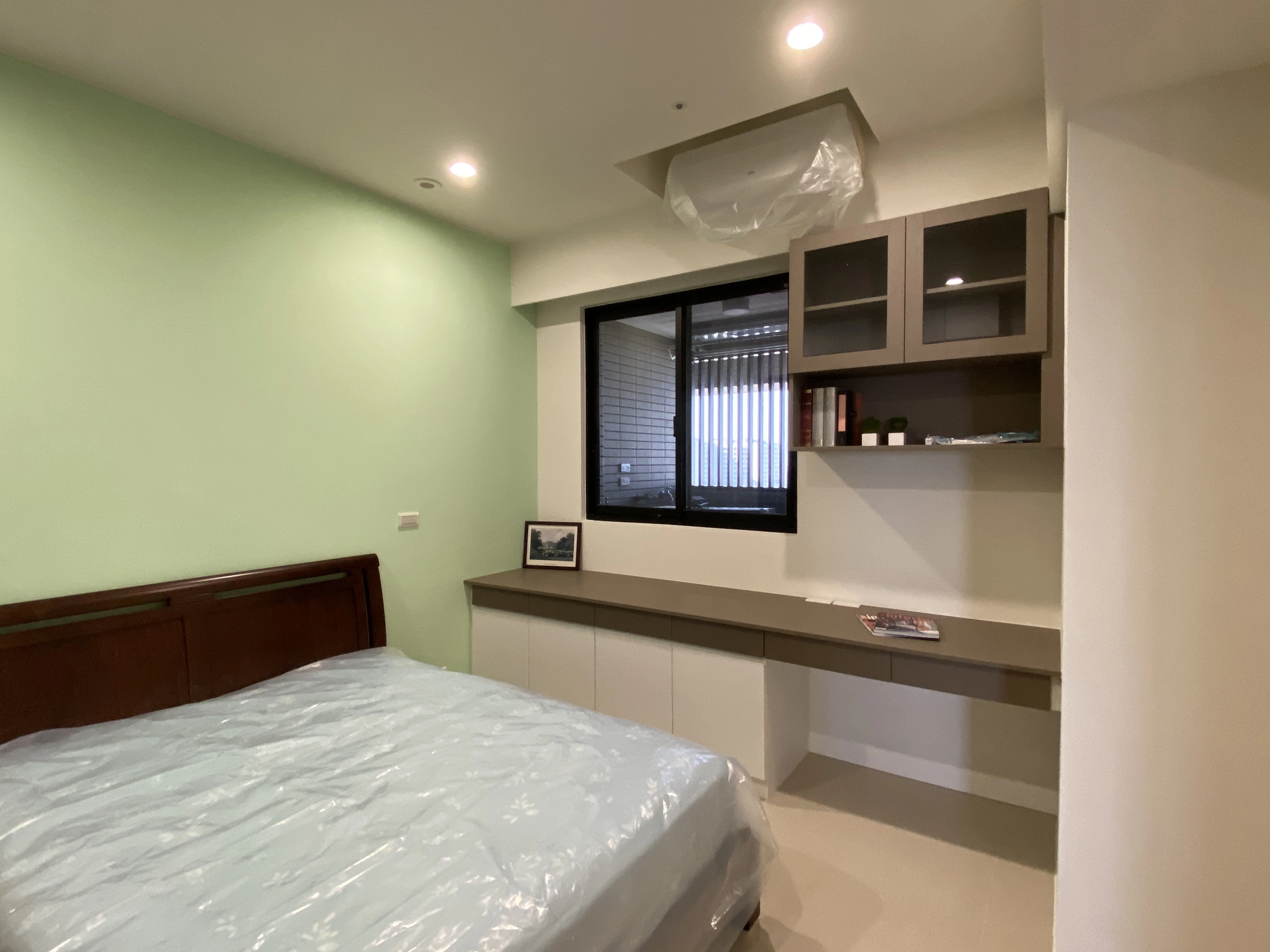 德盈設計:客製化同色系統書桌與書櫃,一體成型設計優化學習動線,實現和諧統一的房內美學。