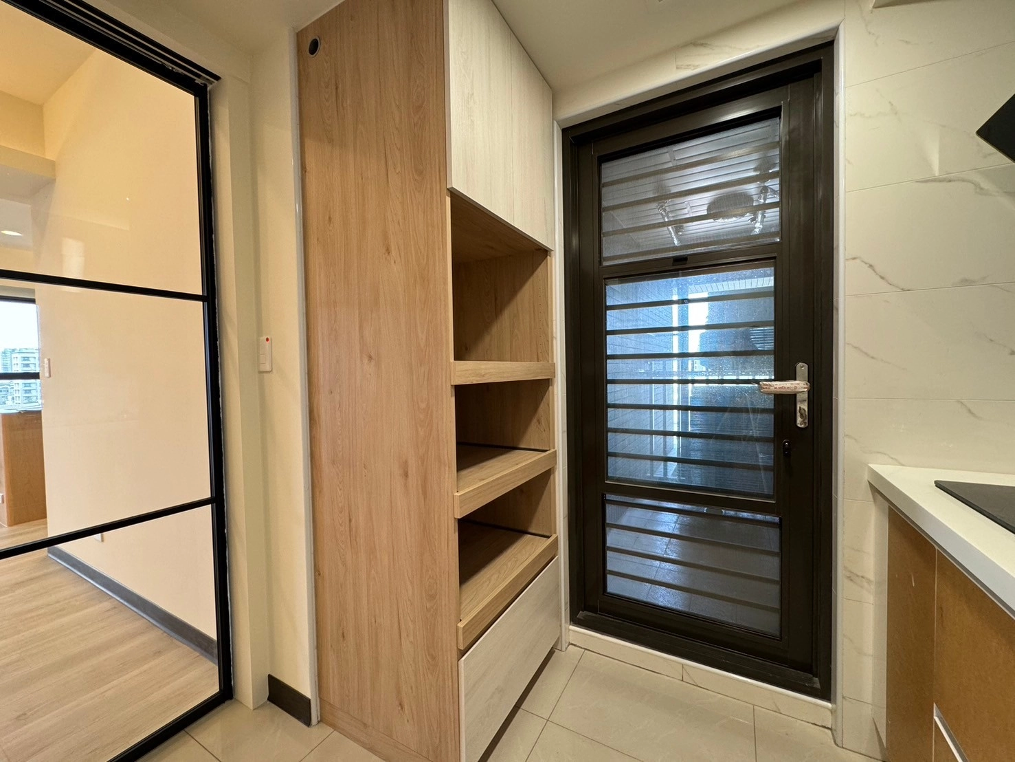 德盈空間規劃:量身打造高機能系統電器櫃,完美整合各式家電,讓廚房收納更具條理與效率。