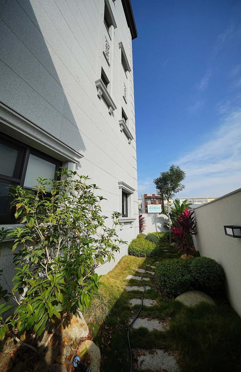 德盈建築自地自建實例：台南室內設計團隊打造，新古典風格石材豪宅外觀。