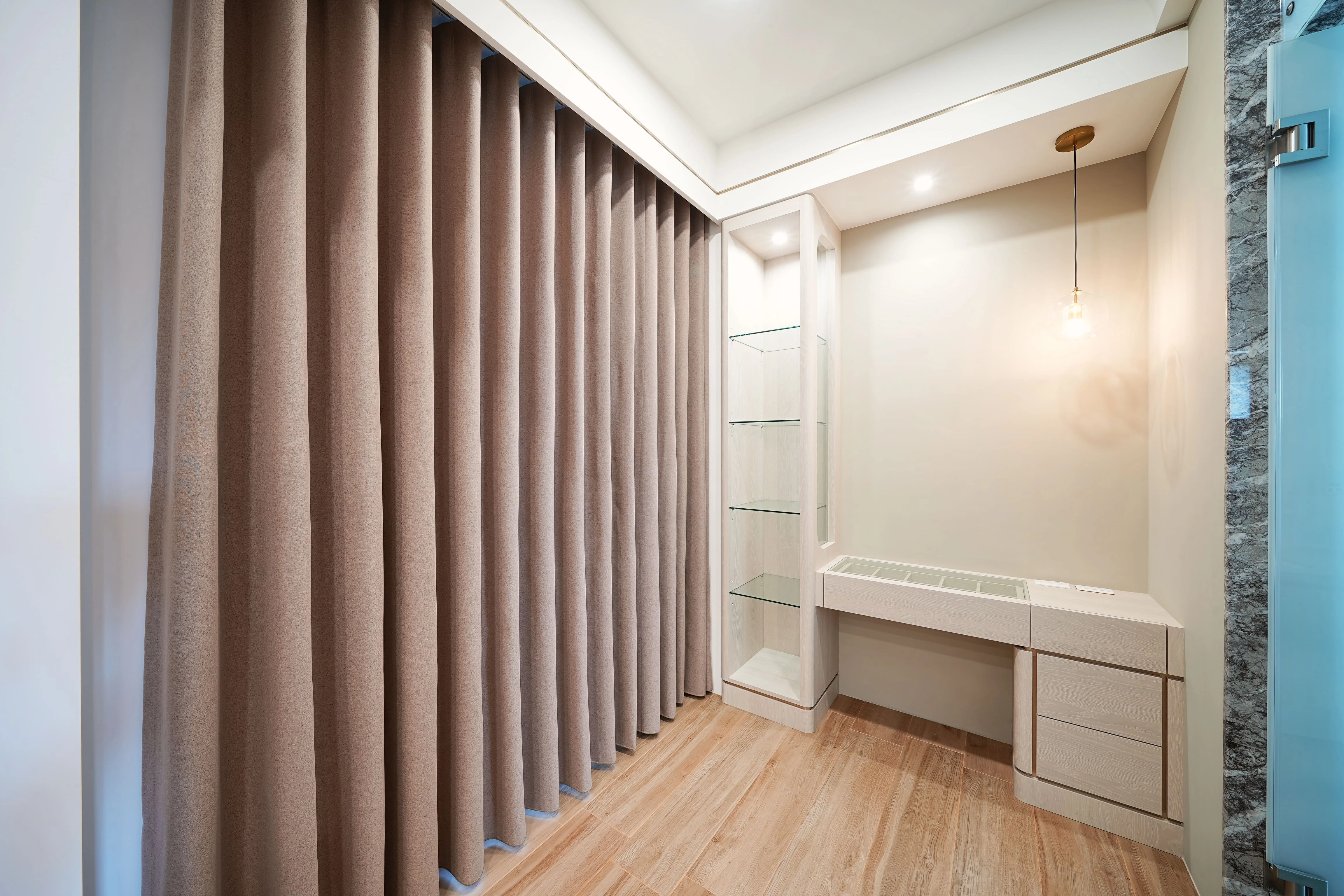 獨立衣帽間採用精品櫃式設計,透明玻璃門片讓收納展示一目瞭然。