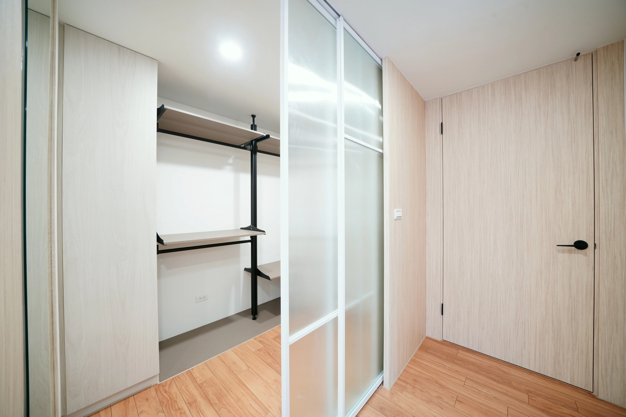 德盈室內設計,更衣室玻璃推拉門設計,輕透視覺提升空間靈活與質感。