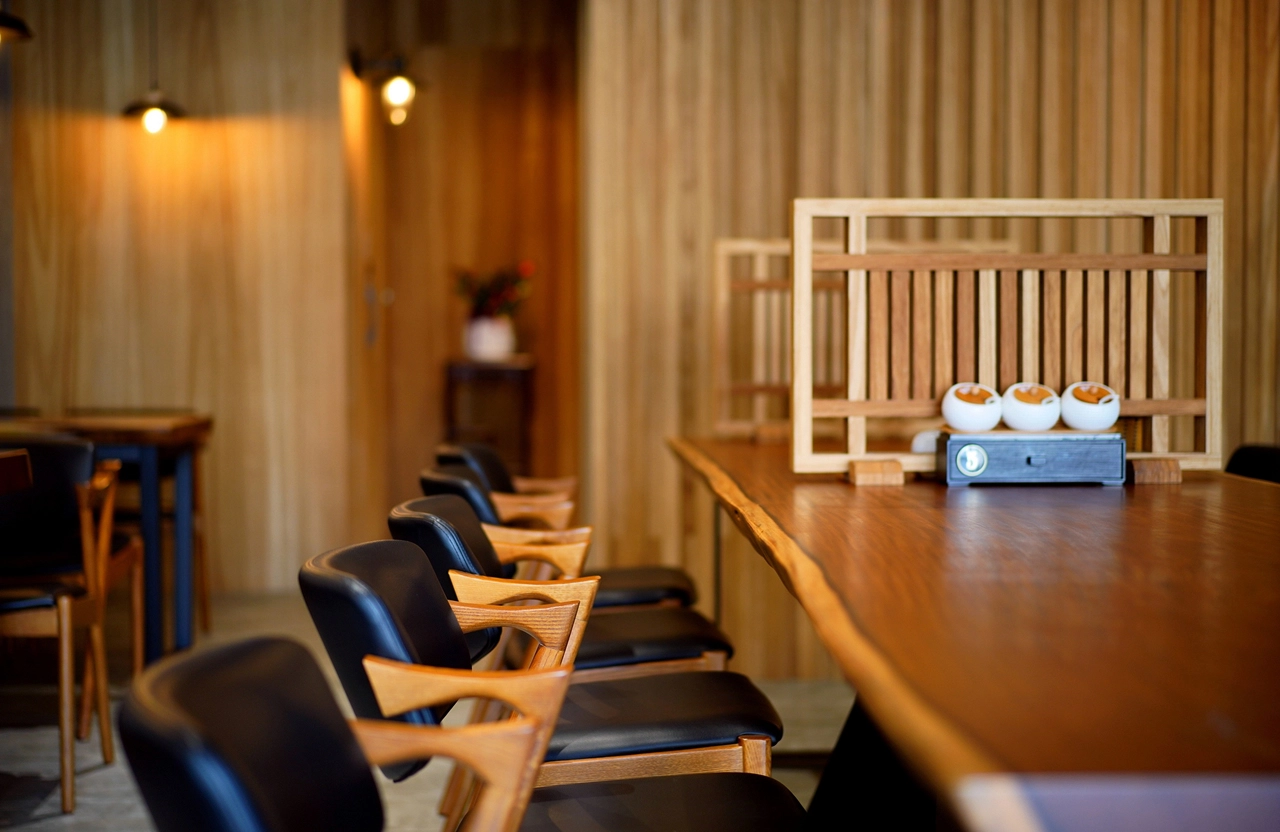 德盈日式禪風餐廳設計：原木格柵牆搭配實木長桌